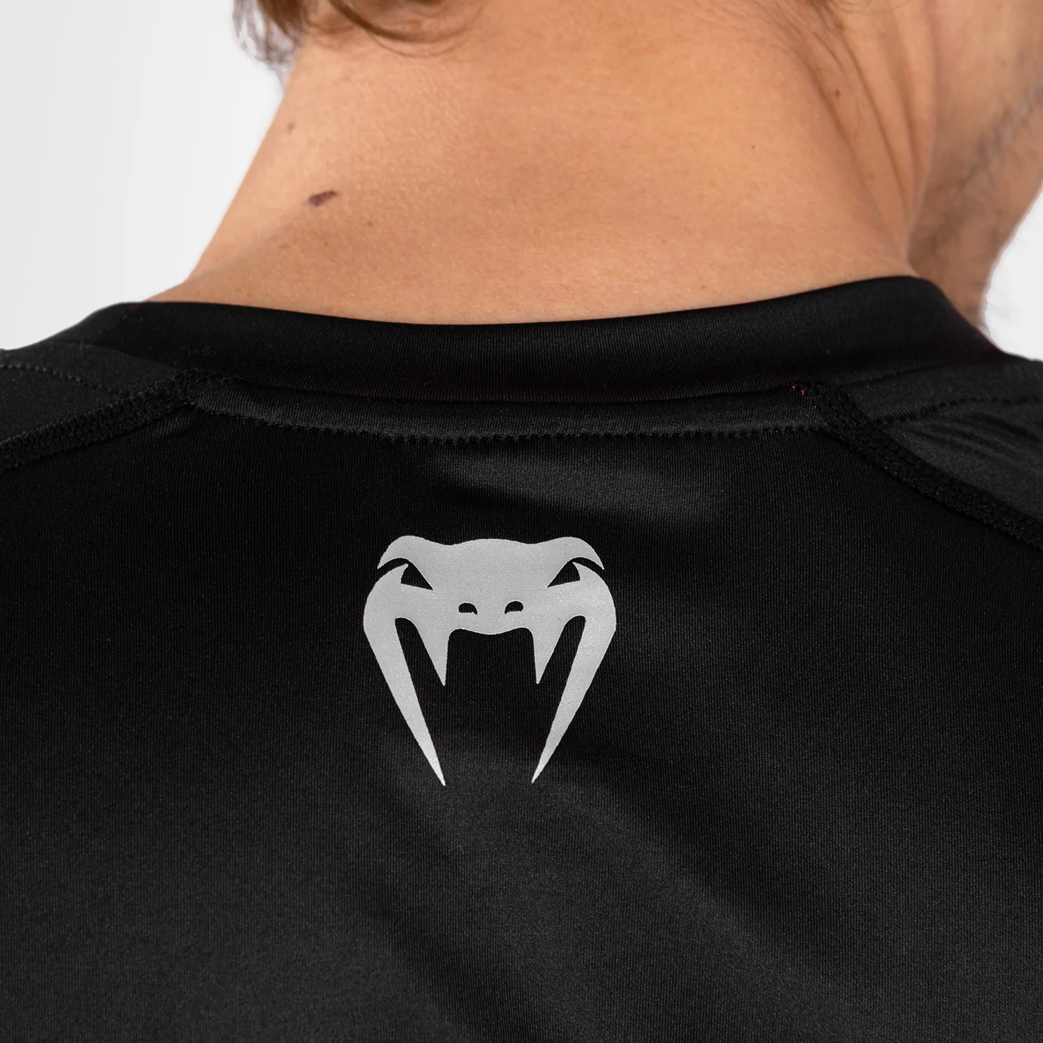 UFC Venum Performance Institute 2.0 Herren Dry-Tech Shirt - Schwarz/Rot - Image 4
