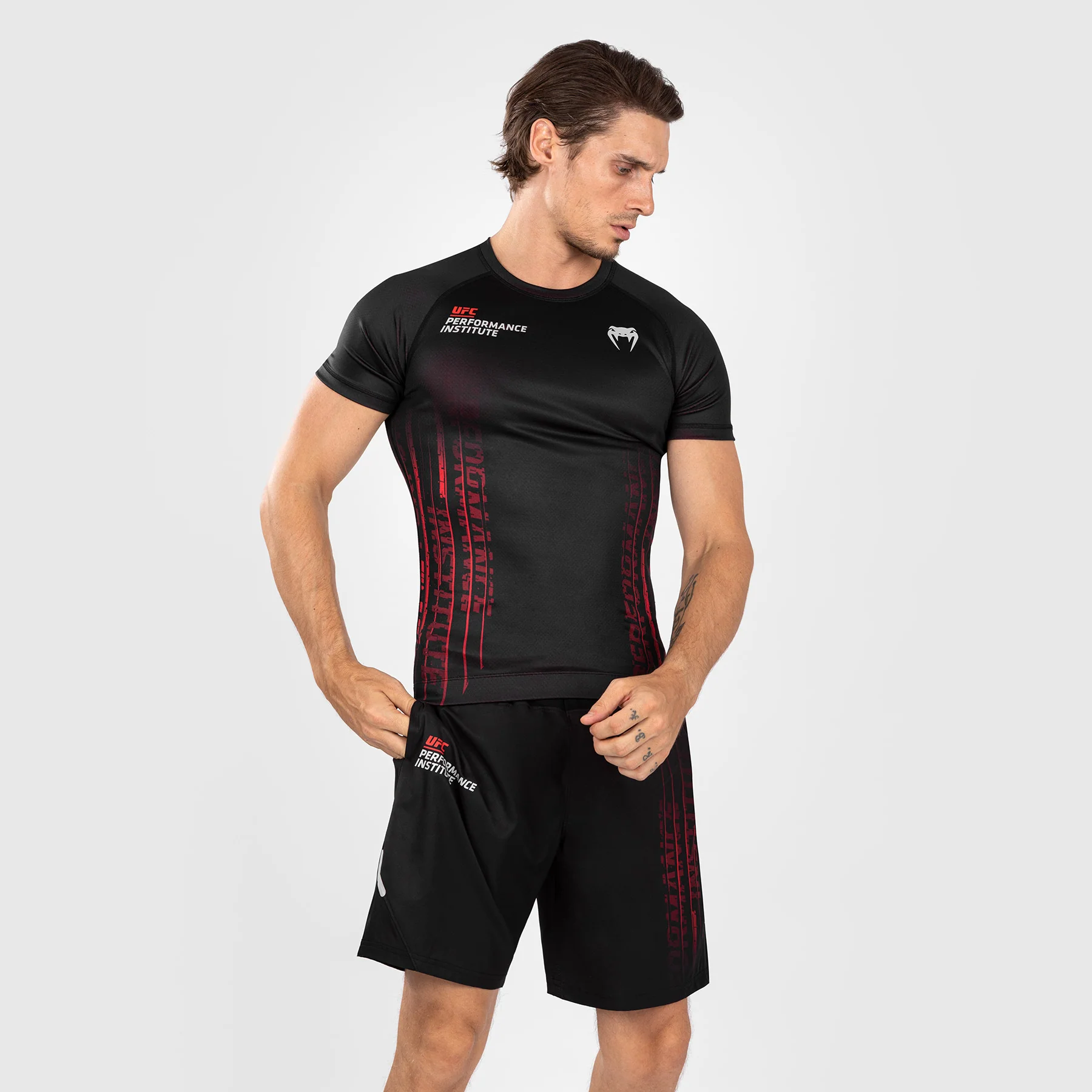 UFC Venum Performance Institute 2.0 Kurzarm-Rashguard für Männer - Schwarz/Rot