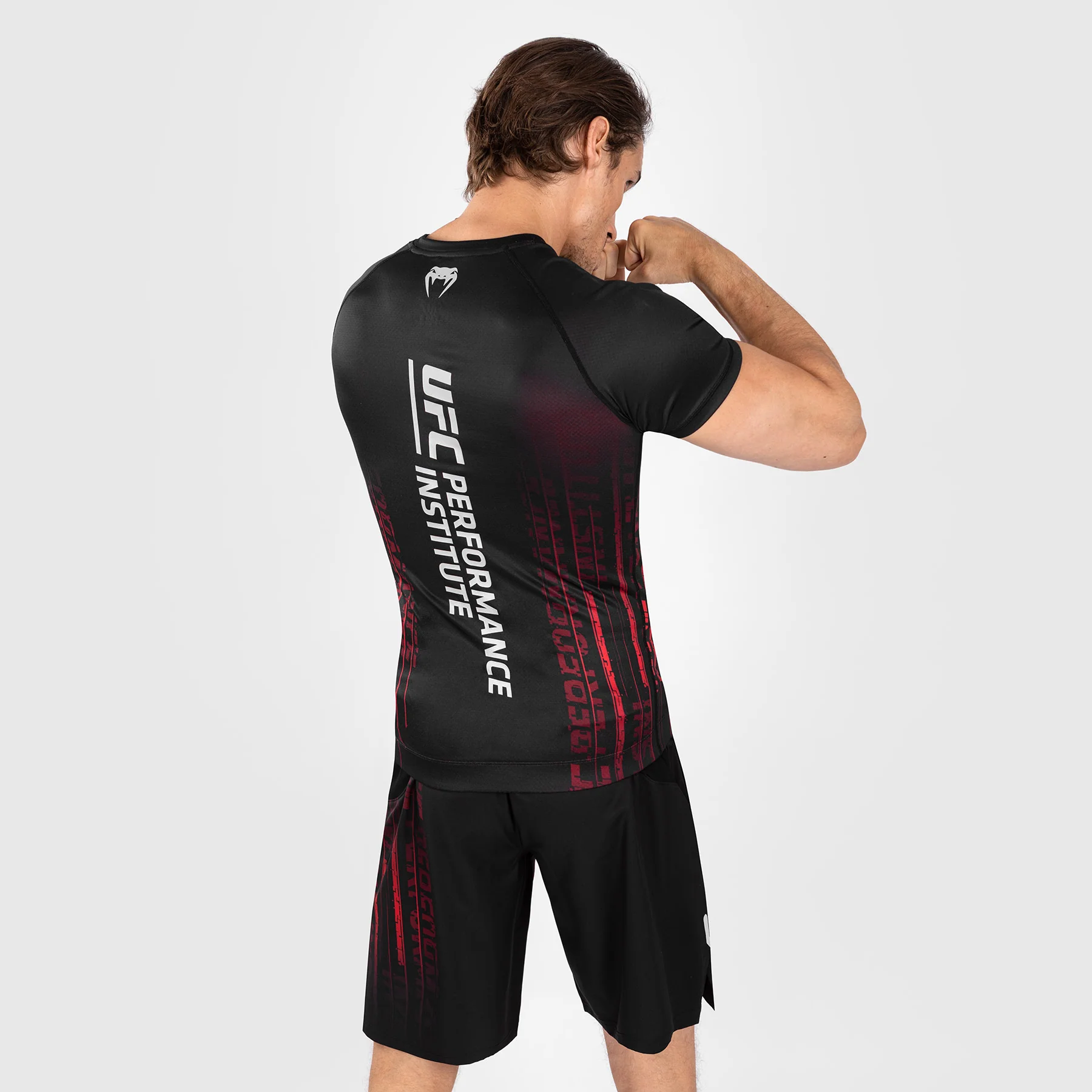 UFC Venum Performance Institute 2.0 Kurzarm-Rashguard für Männer - Schwarz/Rot - Image 2