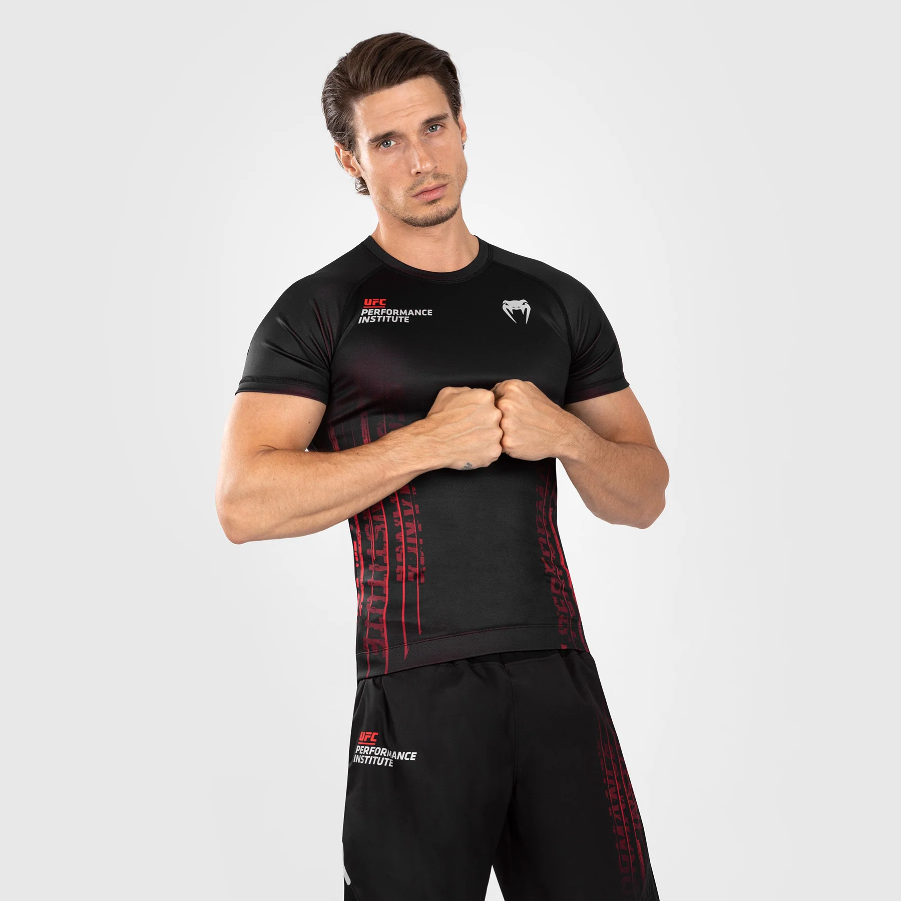 UFC Venum Performance Institute 2.0 Kurzarm-Rashguard für Männer - Schwarz/Rot - Image 6