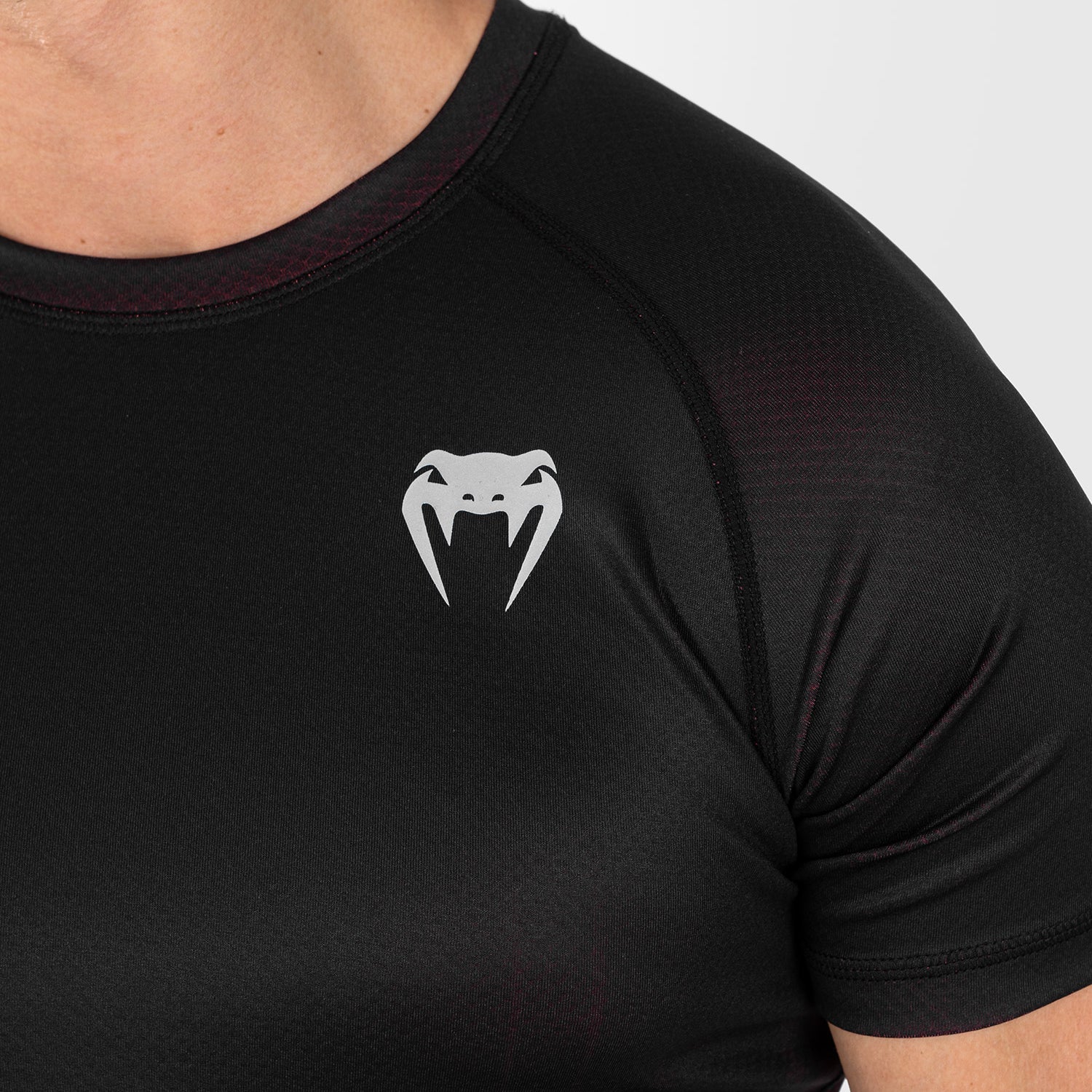 UFC Venum Performance Institute 2.0 Kurzarm-Rashguard für Männer - Schwarz/Rot - Image 7