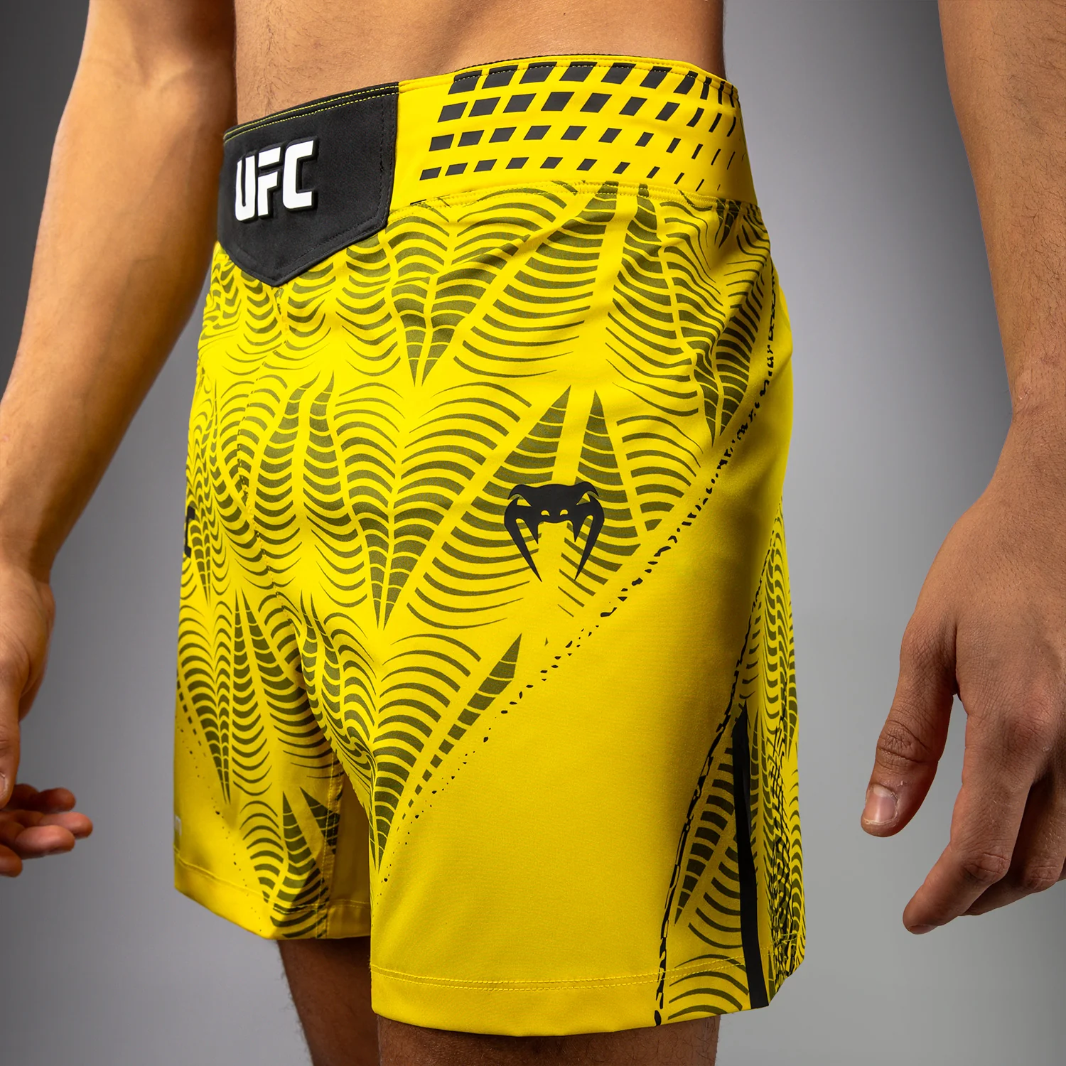 UFC Zenith by Venum Authentic Fight Night Kurze Passform Fight Short Herren - Gelb - Image 7
