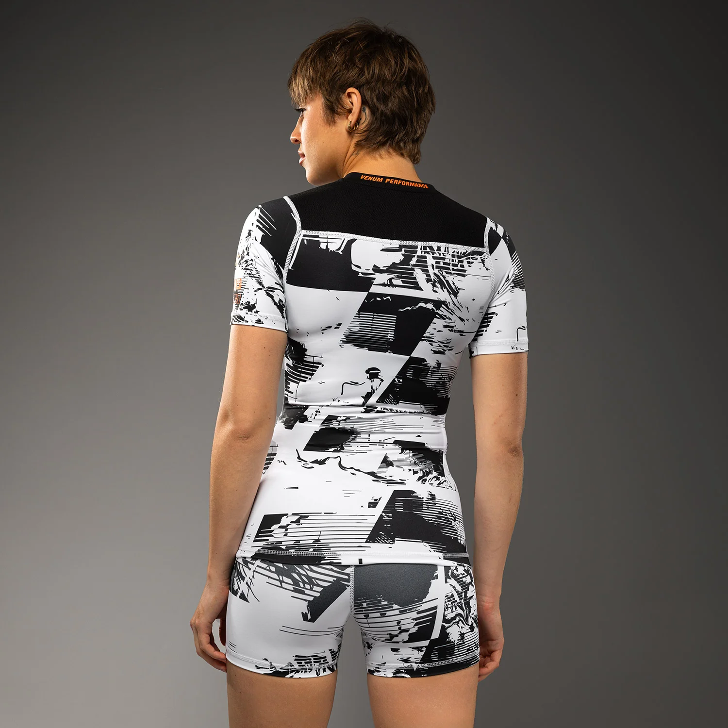 UFC Zenith by Venum Authentic Fight Week Performance Kurzarm Rashguard Damen - Weiß - Image 4