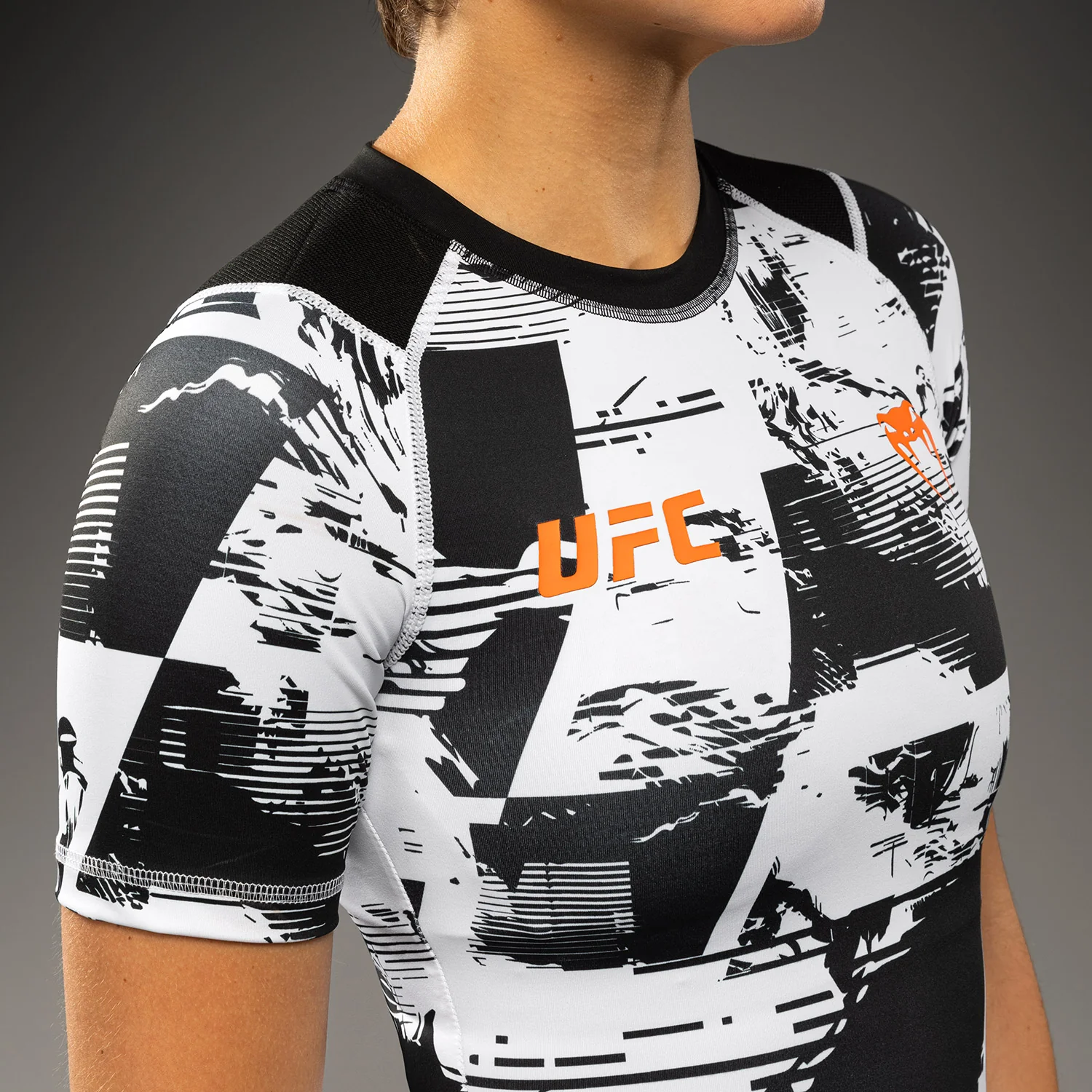 UFC Zenith by Venum Authentic Fight Week Performance Kurzarm Rashguard Damen - Weiß - Image 5