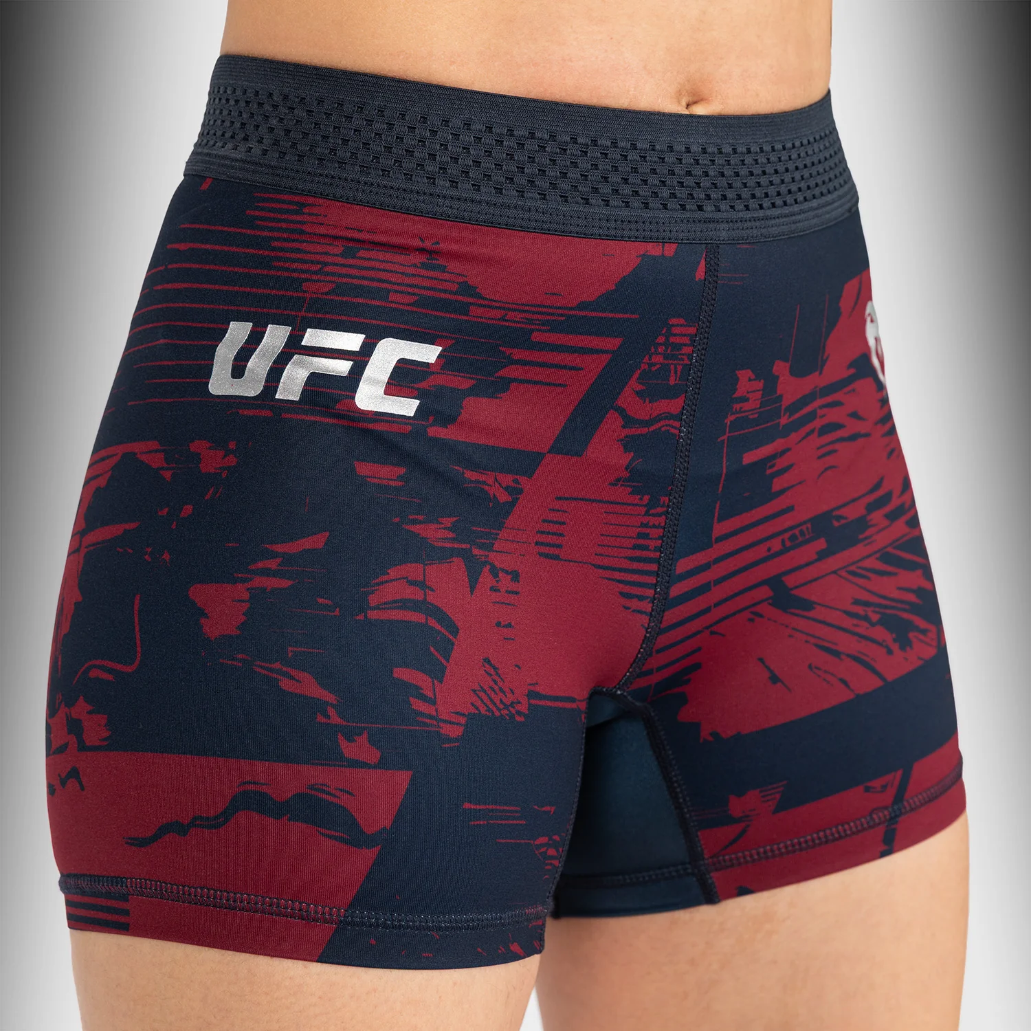 UFC Zenith by Venum Authentic Fight Week Performance Vale Tudo Short Damen - Marineblau/Burgunderrot/Silber - Image 4