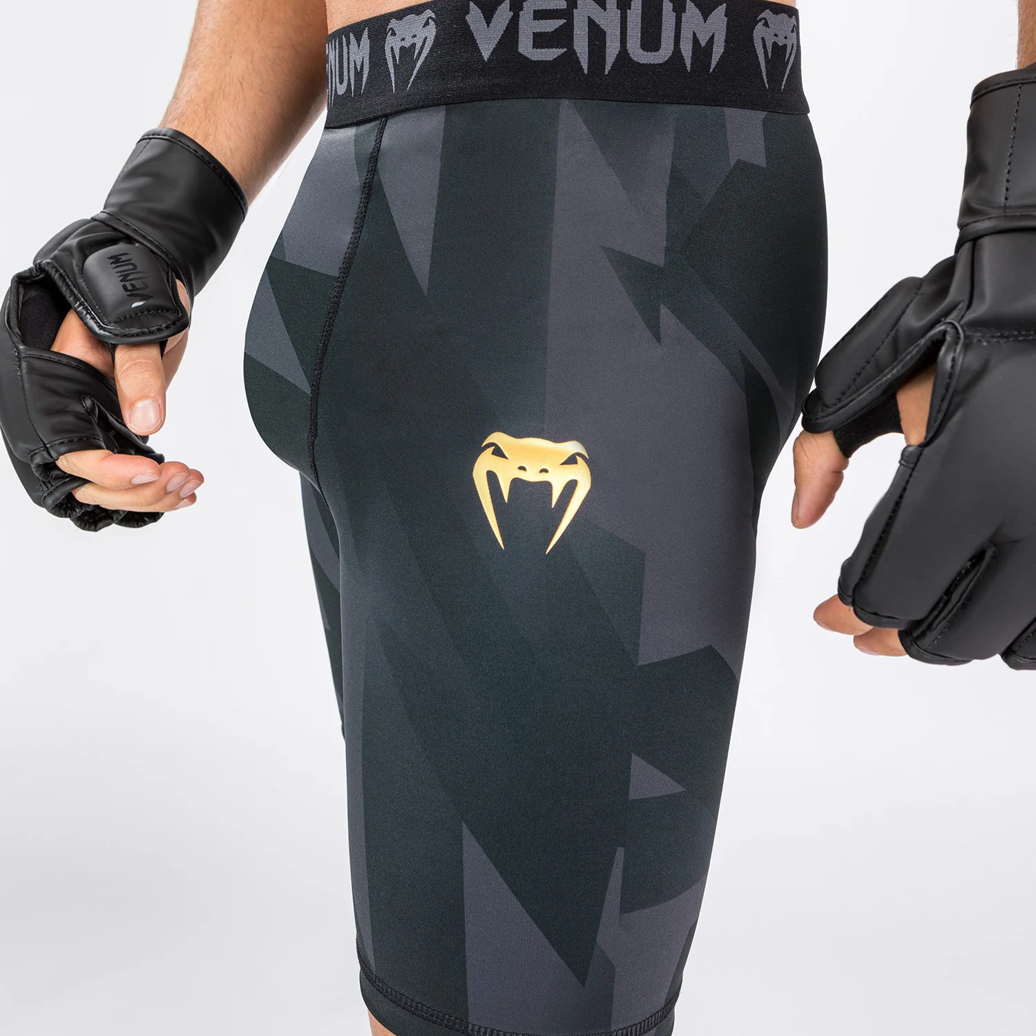 Vale Tudo Venum Razor Shorts - Schwarz/Gold - Image 5