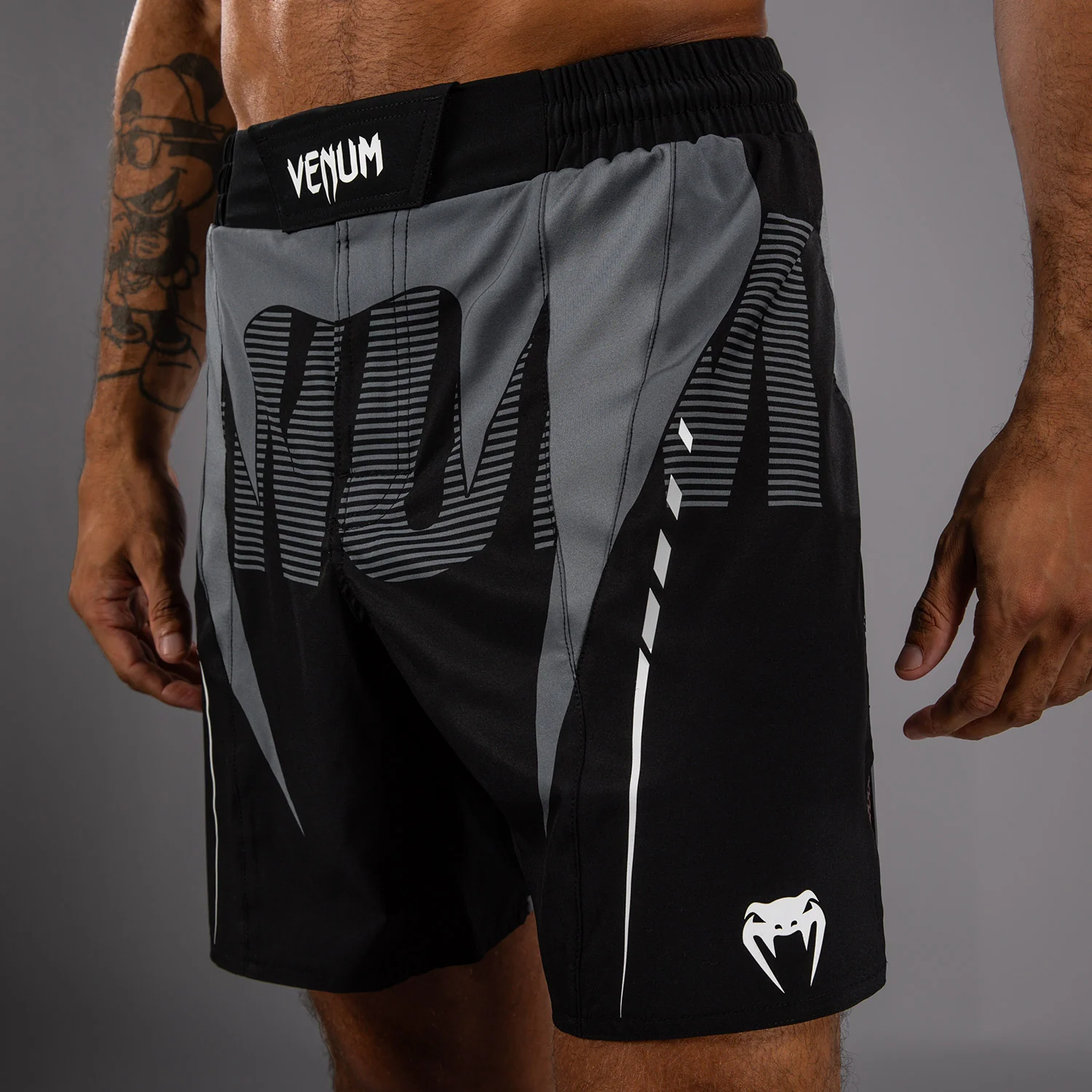 Venum Adrenaline Fightshorts – Schwarz/Silbergrau - Image 4
