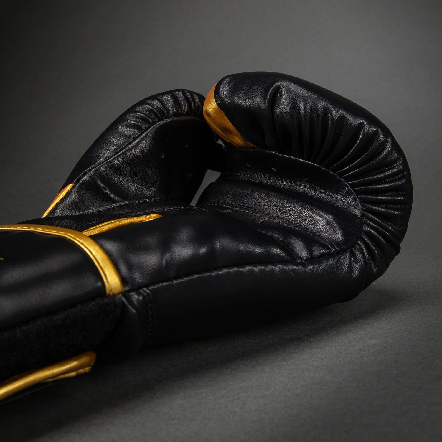 Venum Challenger 2.5 Boxhandschuhe – Schwarz/Gold - Image 3
