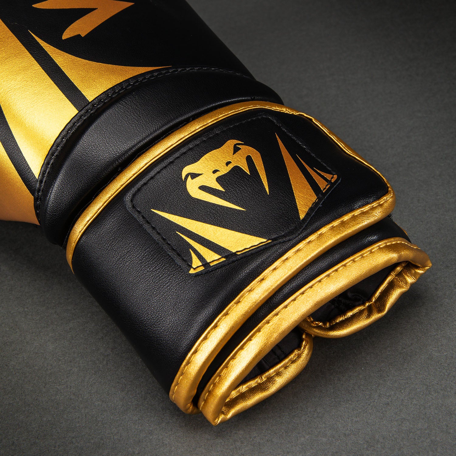 Venum Challenger 2.5 Boxhandschuhe – Schwarz/Gold - Image 4
