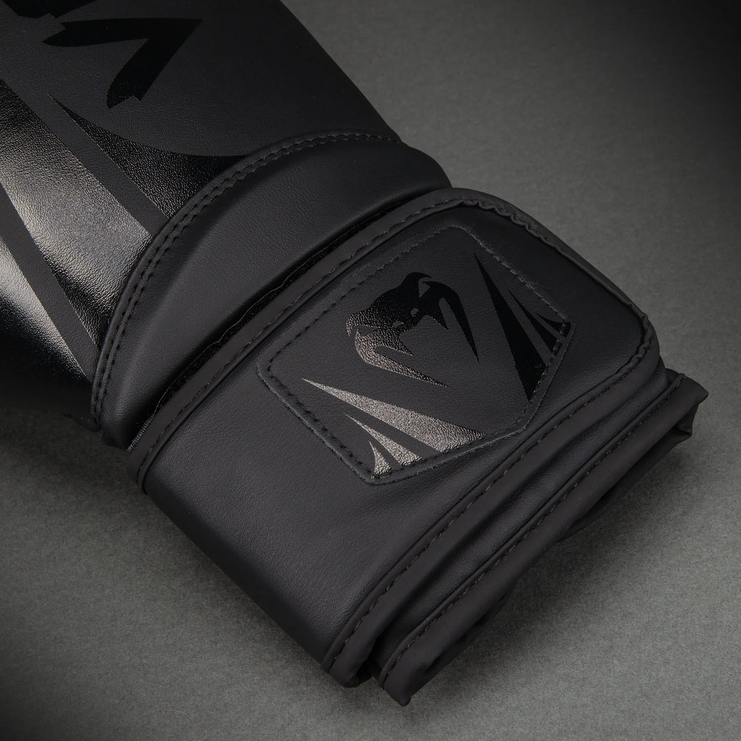 Venum Challenger 2.5 Boxhandschuhe – Schwarz/Schwarz - Image 4