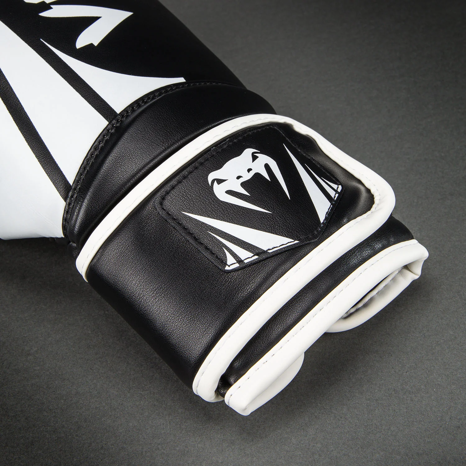 Venum Challenger 2.5 Boxhandschuhe – Schwarz/Weiß - Image 4