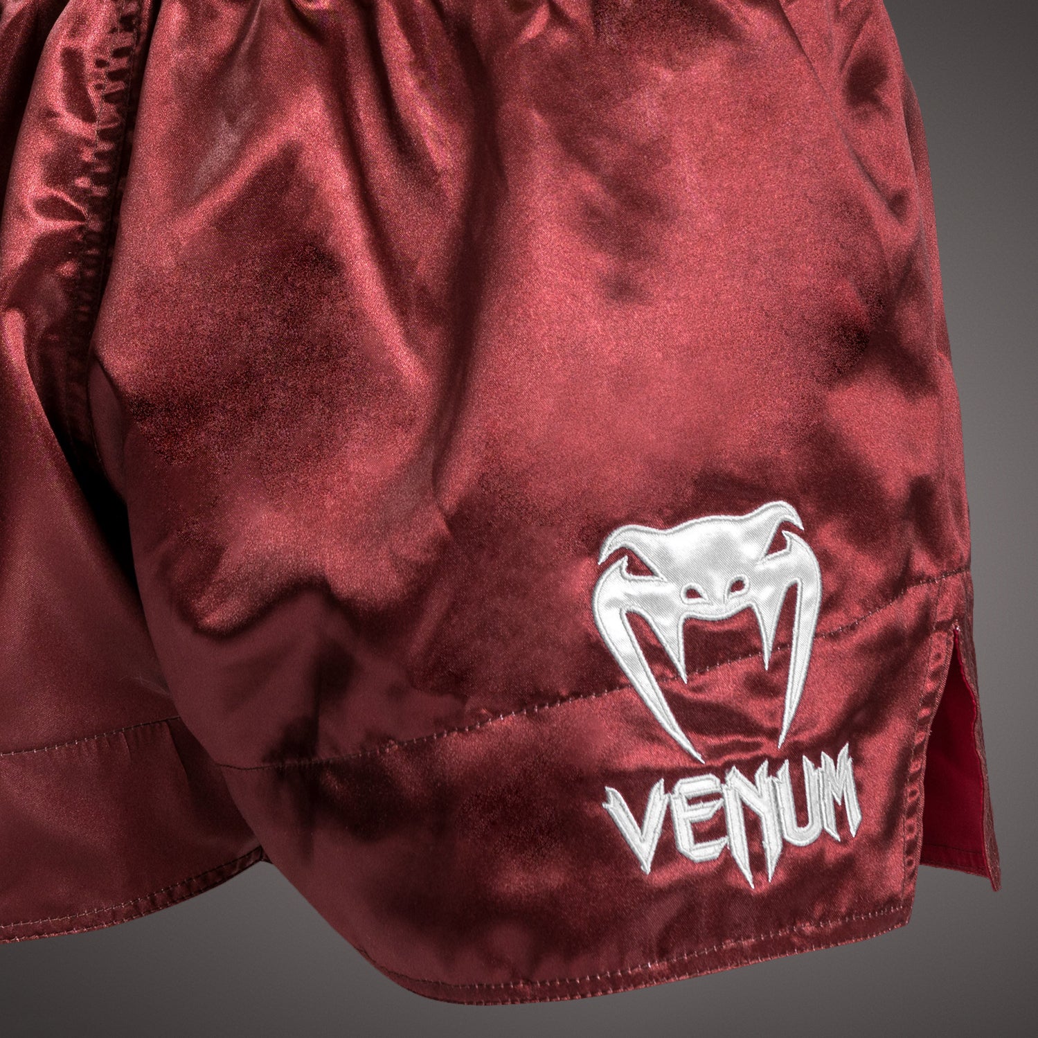 Venum Classic Muay Thai Shorts - Burgund/Gold/Weiß - Image 5