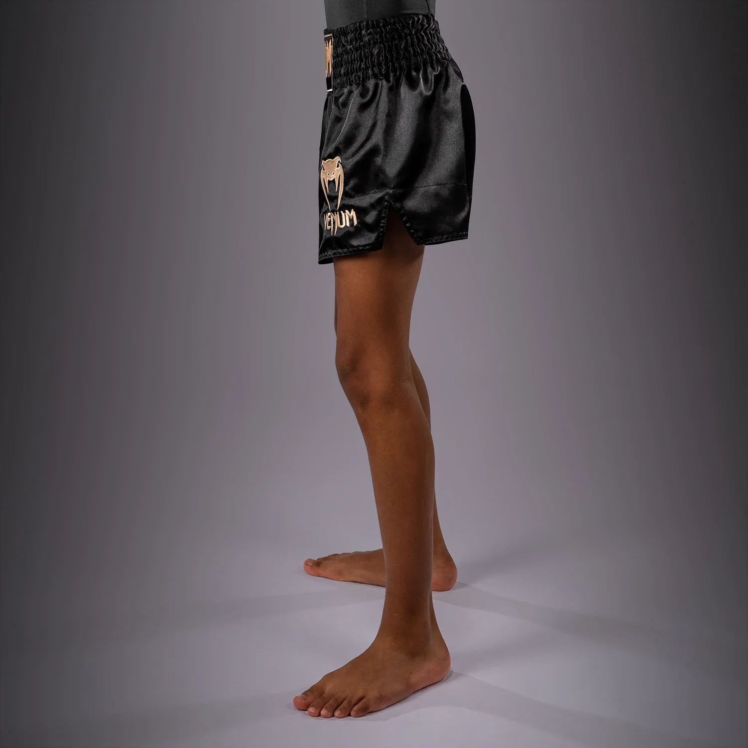 Venum Classic Muay-Thai-Shorts für Kinder – Schwarz/Gold - Image 3