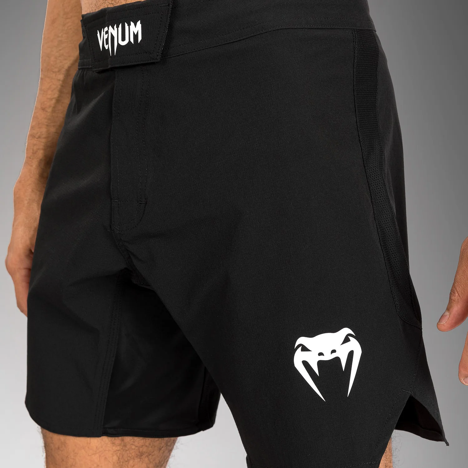 Venum Contender Fight Shorts für Männer - Schwarz/Weiß - Image 6