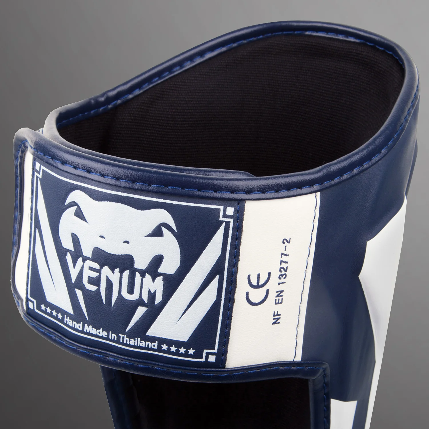 Venum Elite Standup Schienbeinschützer - Weiß/Marineblau - Image 3