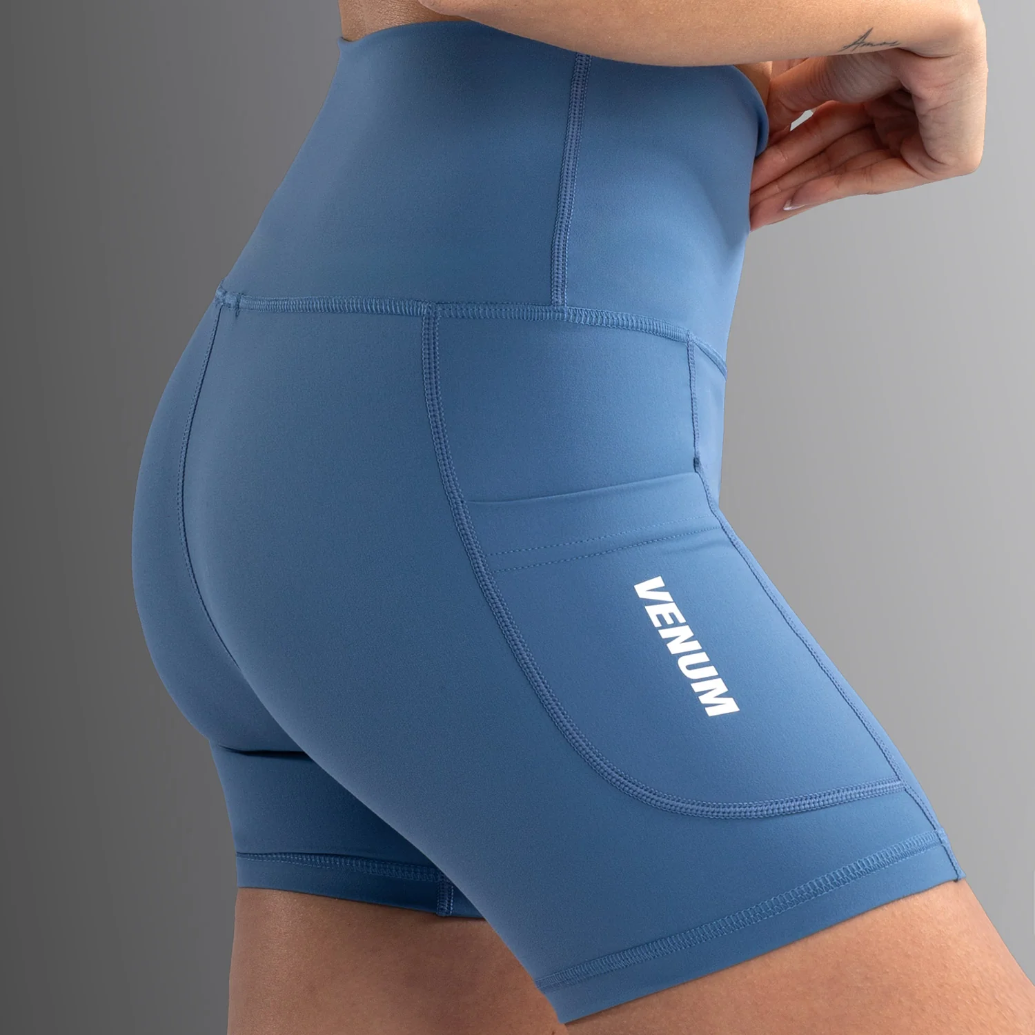 Venum Essential Damen Fahrradhose - Sturmblau - Image 5