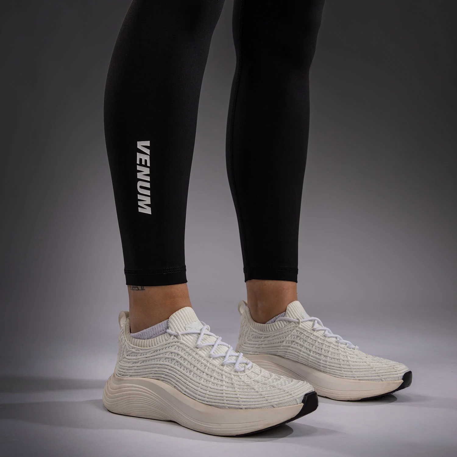 Venum Essential Lifestyle Leggings - Schwarz - Image 5