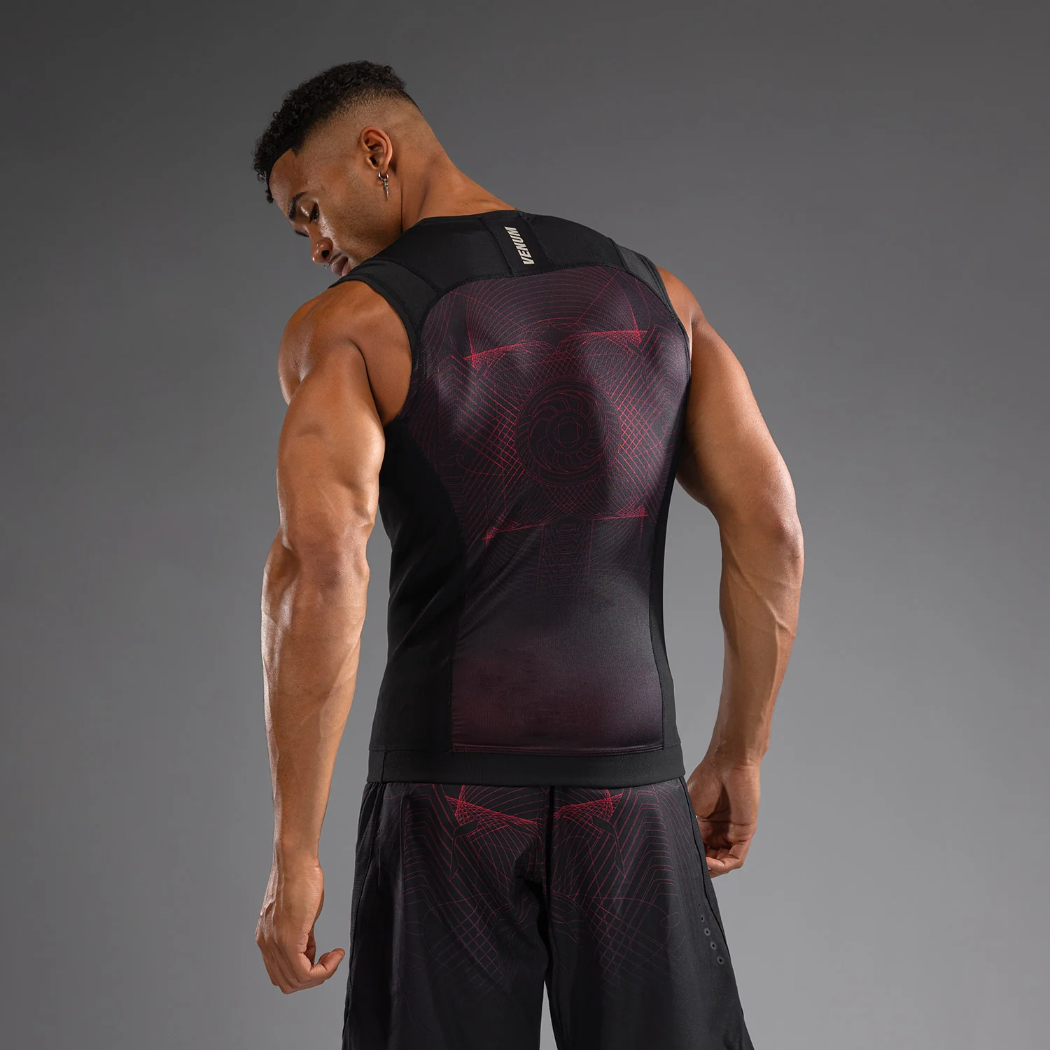 Venum G-Fit Air Herren Ärmelloses Rashguard - Tiefschwarz/Feuerrot - Image 2