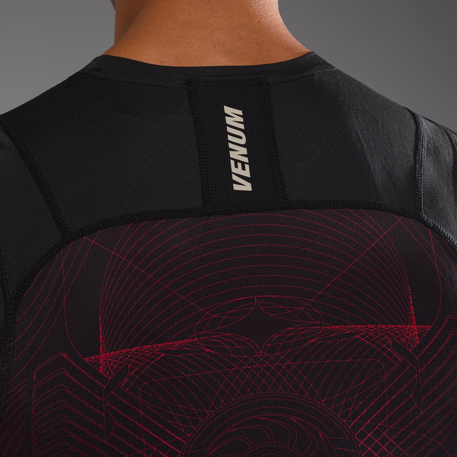 Venum G-Fit Air Herren Ärmelloses Rashguard - Tiefschwarz/Feuerrot - Image 7