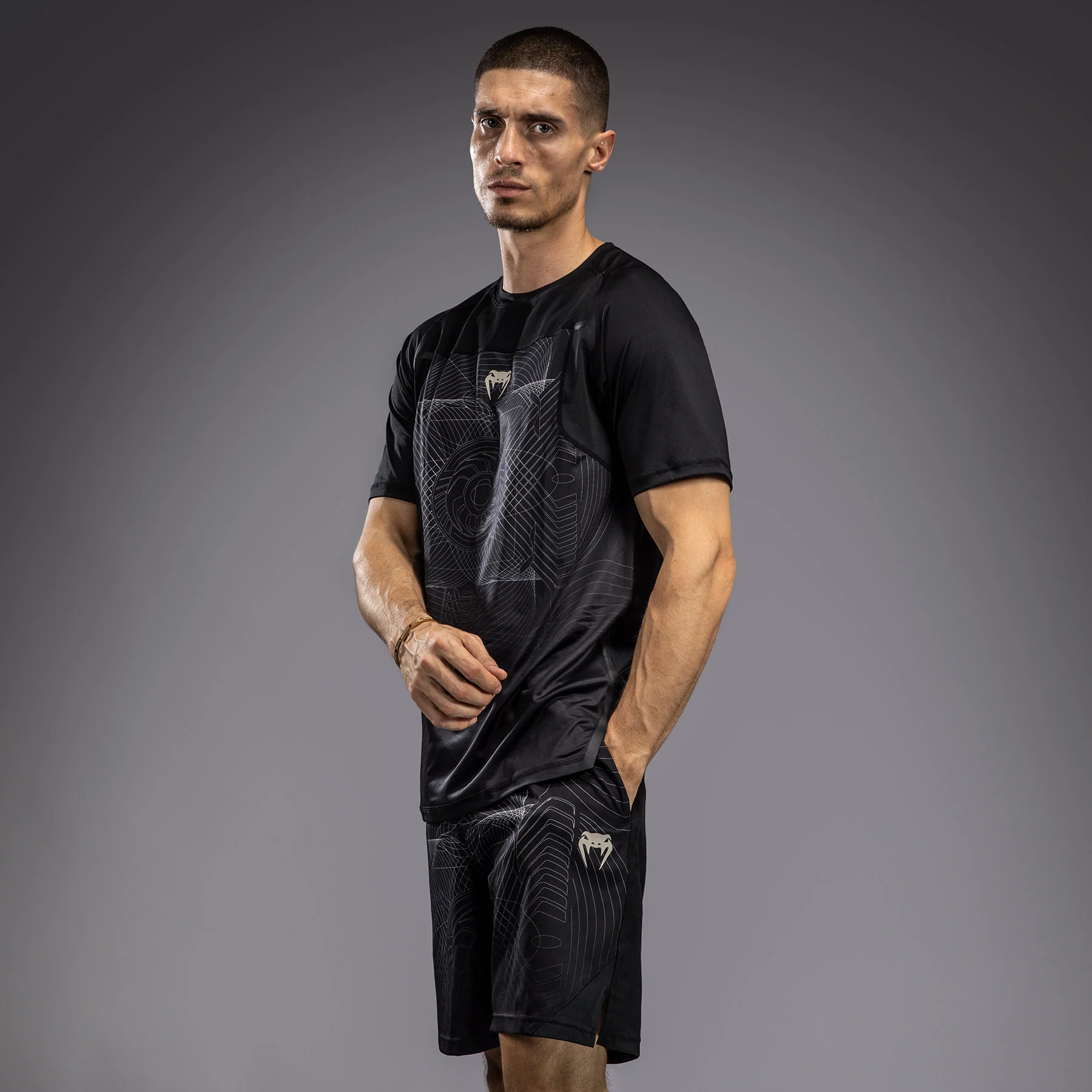 Venum G-Fit Air Herren Dry-Tech T-Shirt - Tiefschwarz/Wüstensand - Image 4