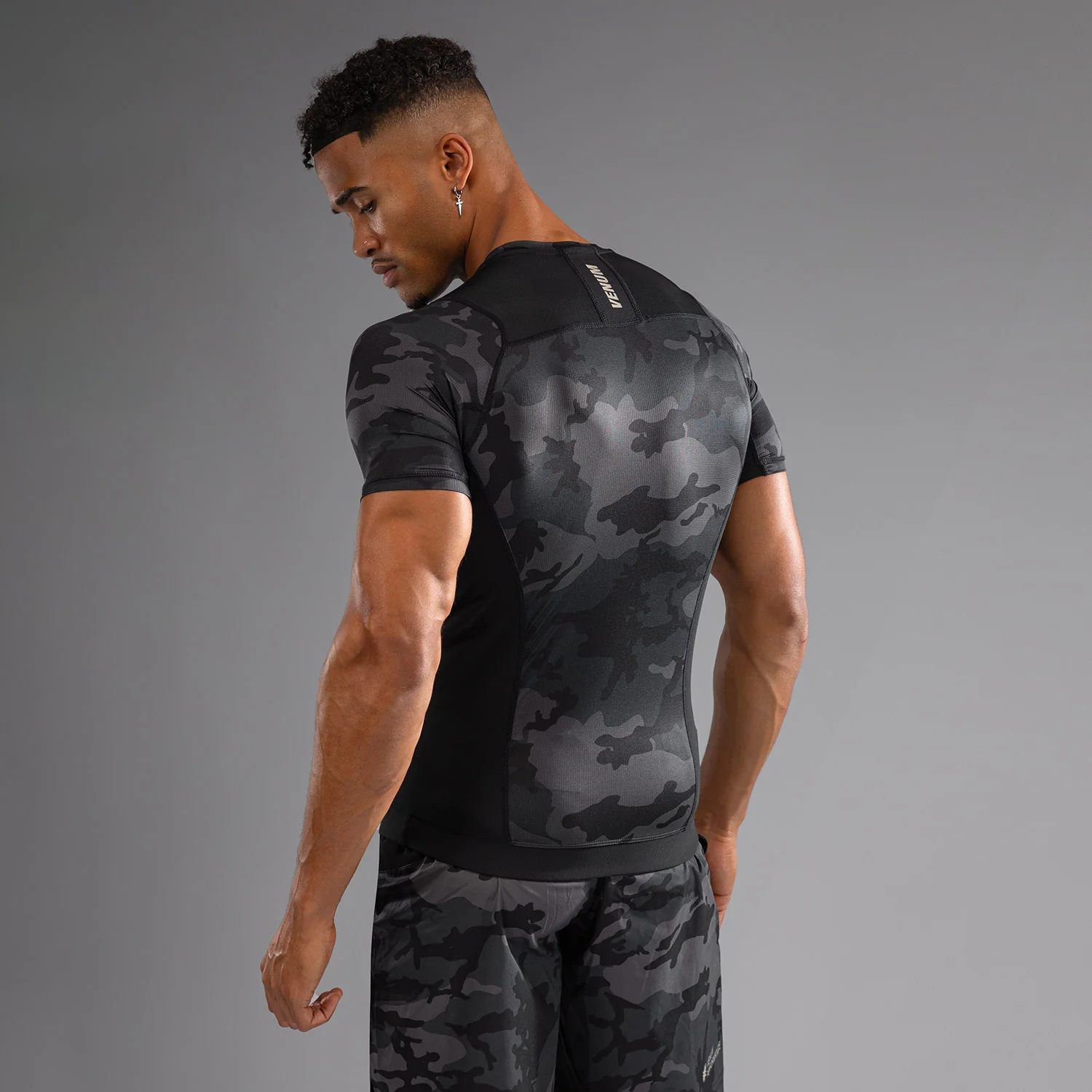 Venum G-Fit Air Herren Kurzarm Rashguard - Digital Urban Camo - Image 2