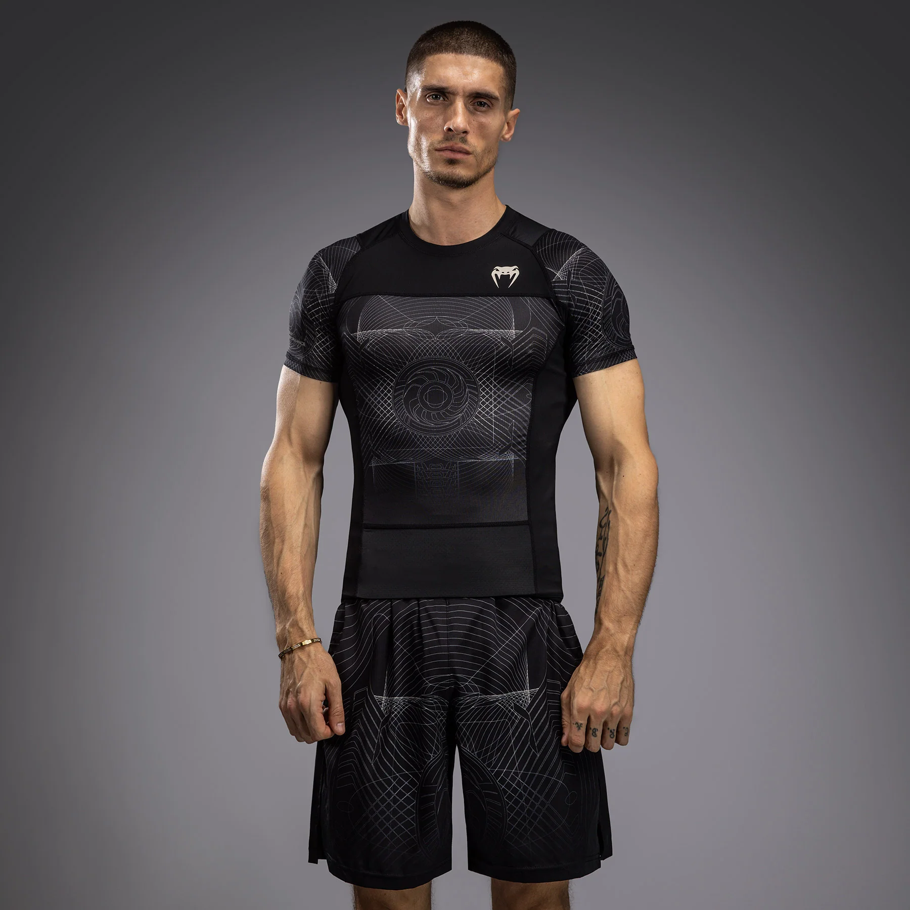 Venum G-Fit Air Herren Kurzarm Rashguard - Tiefschwarz/Wüstensand