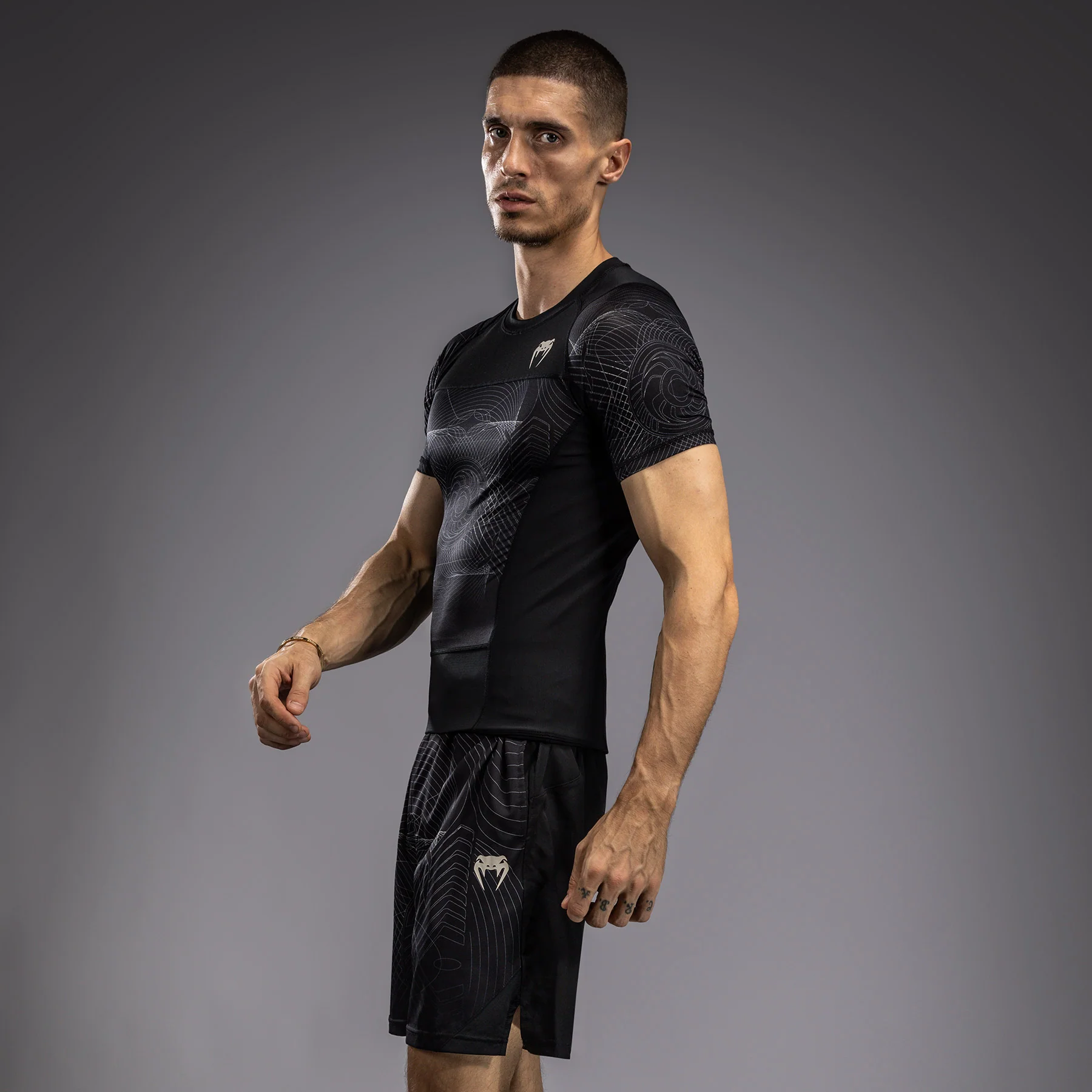 Venum G-Fit Air Herren Kurzarm Rashguard - Tiefschwarz/Wüstensand - Image 2