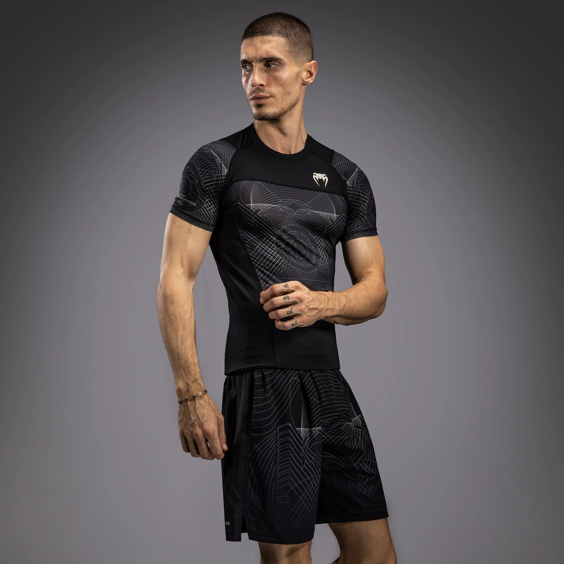 Venum G-Fit Air Herren Kurzarm Rashguard - Tiefschwarz/Wüstensand - Image 3