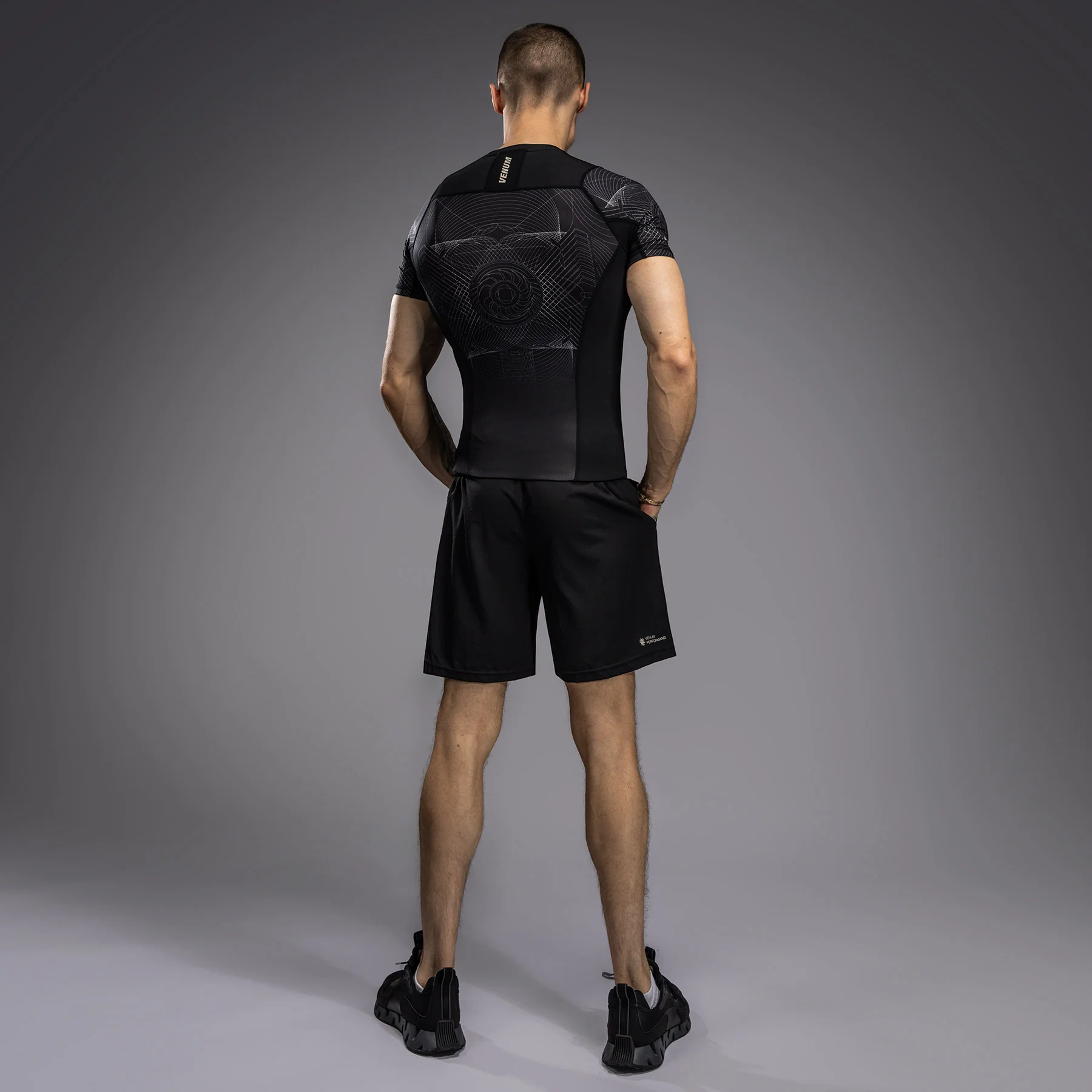 Venum G-Fit Air Herren Kurzarm Rashguard - Tiefschwarz/Wüstensand - Image 5