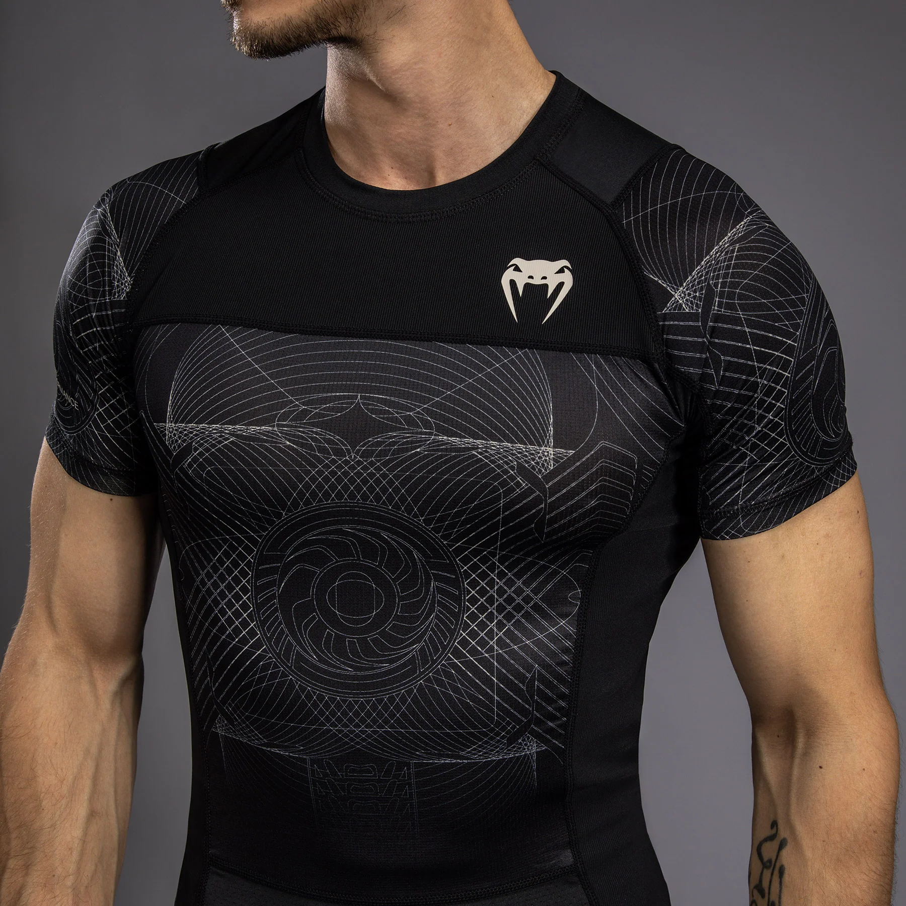 Venum G-Fit Air Herren Kurzarm Rashguard - Tiefschwarz/Wüstensand - Image 6