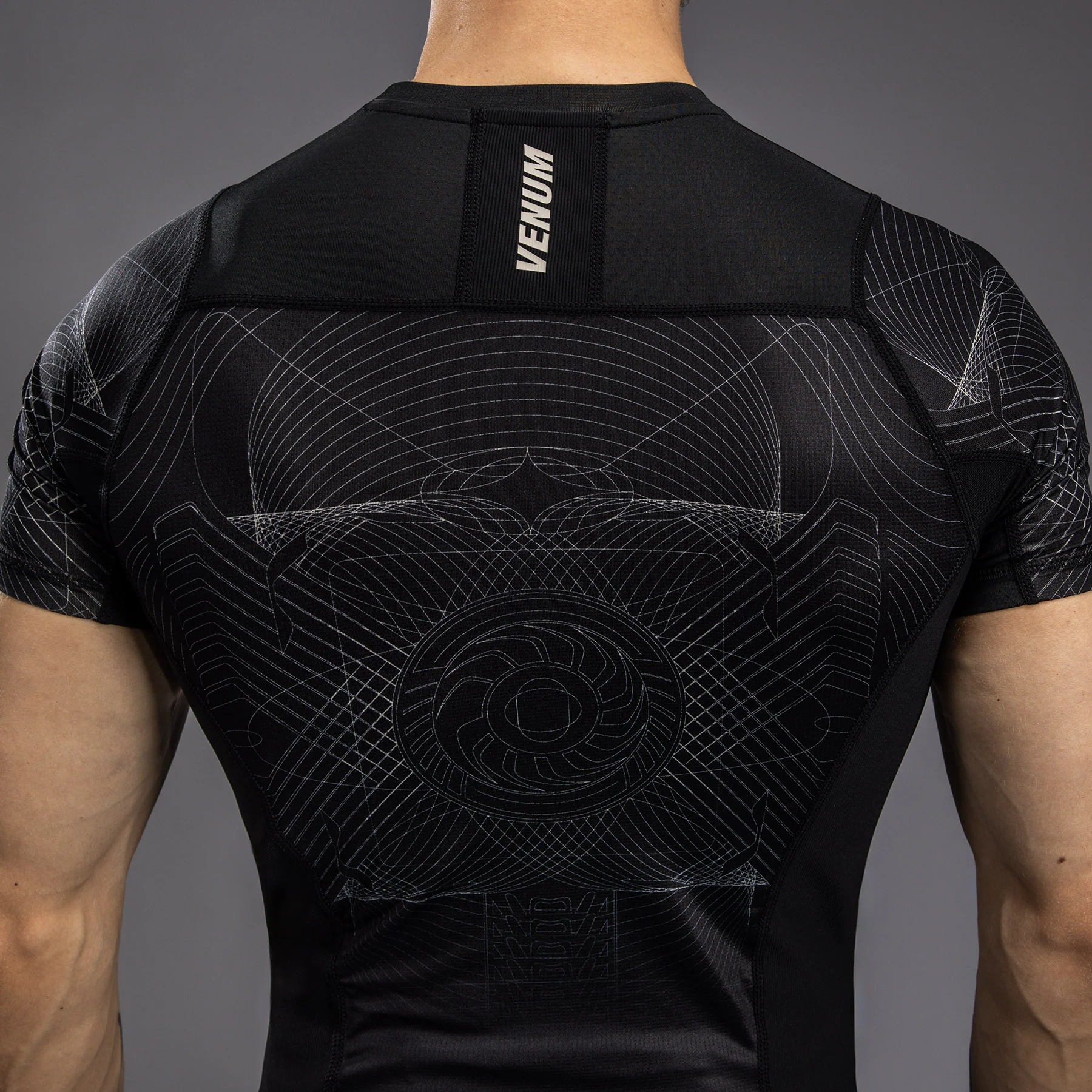 Venum G-Fit Air Herren Kurzarm Rashguard - Tiefschwarz/Wüstensand - Image 7