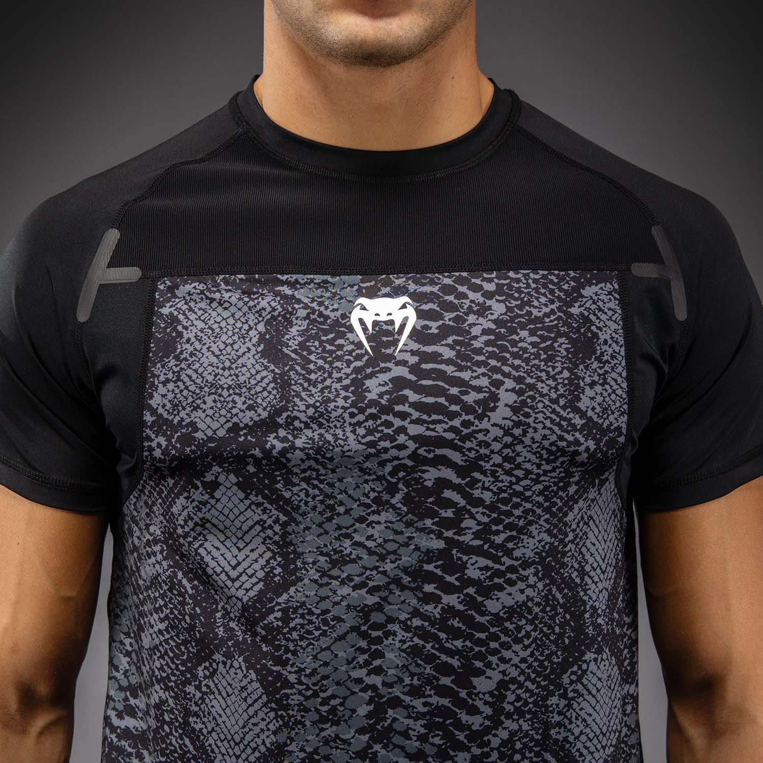 Venum G-Fit Scales Dry-Tech T‑Shirt – Schwarz/Anthrazitgrau - Image 4