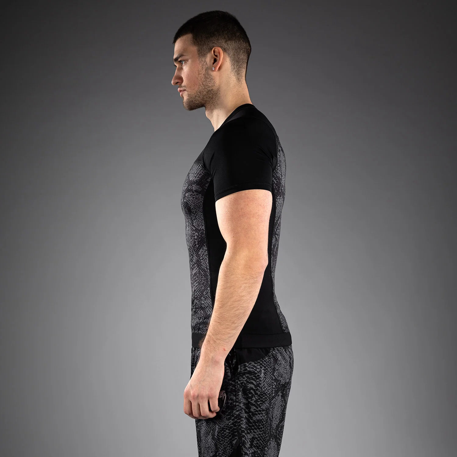 Venum G-Fit Scales Kurzarm Rashguard – Schwarz/Anthrazitgrau - Image 2