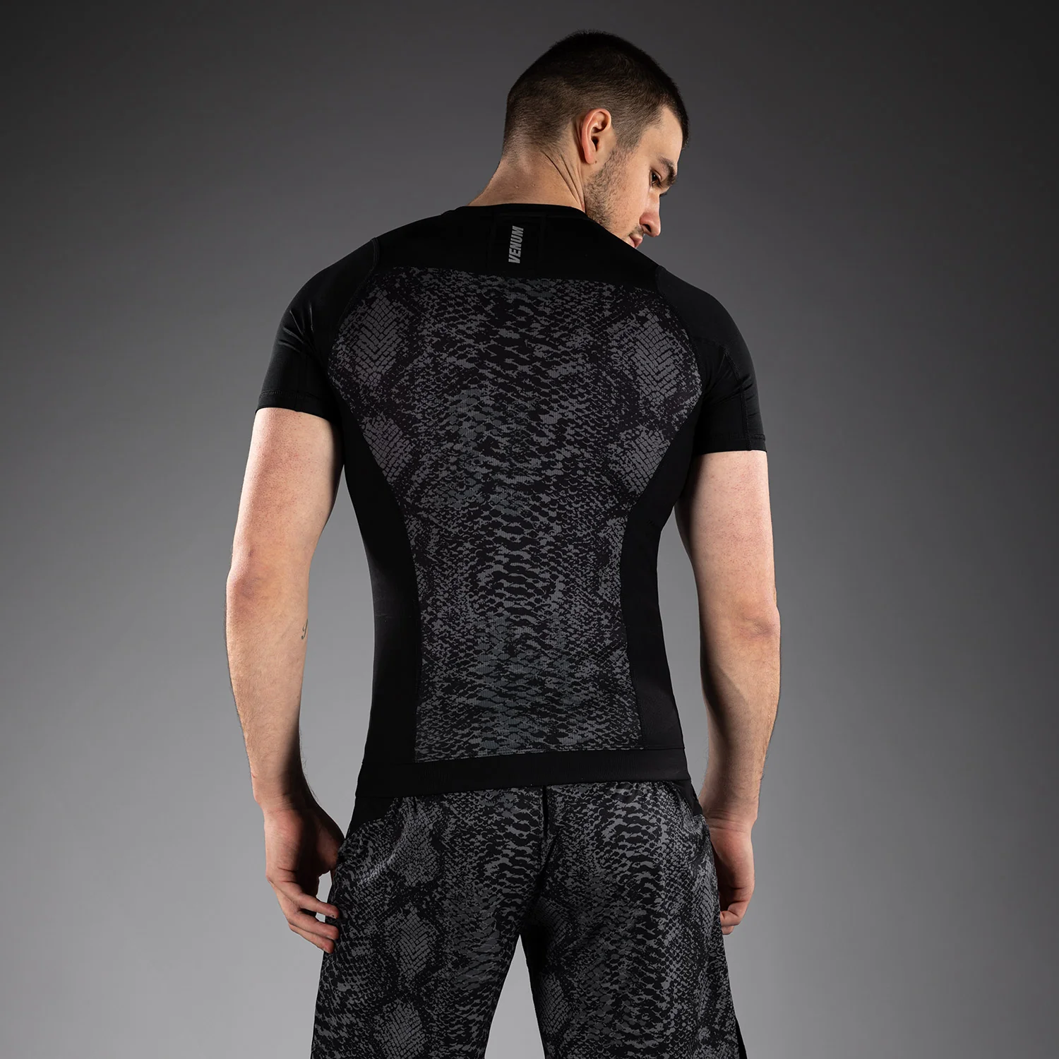 Venum G-Fit Scales Kurzarm Rashguard – Schwarz/Anthrazitgrau - Image 3