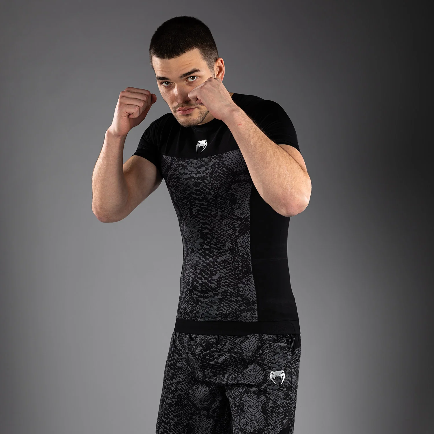 Venum G-Fit Scales Kurzarm Rashguard – Schwarz/Anthrazitgrau - Image 4