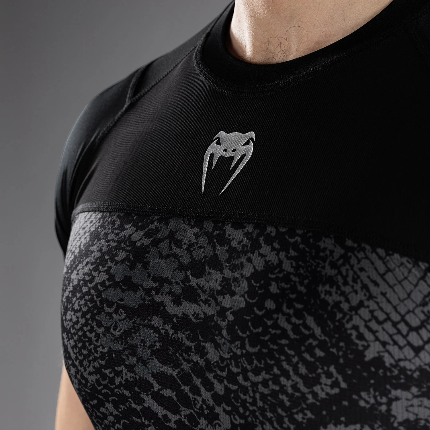 Venum G-Fit Scales Kurzarm Rashguard – Schwarz/Anthrazitgrau - Image 5