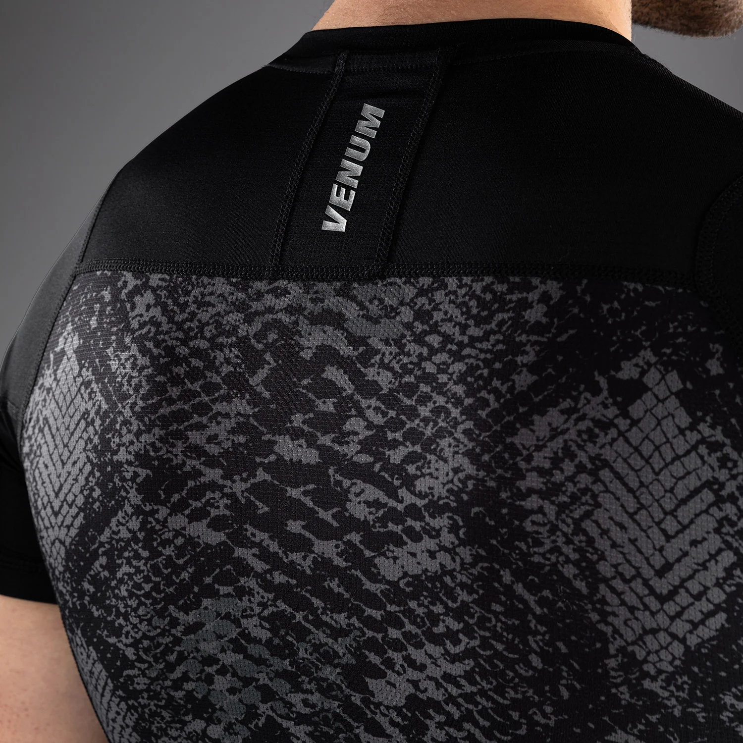 Venum G-Fit Scales Kurzarm Rashguard – Schwarz/Anthrazitgrau - Image 6