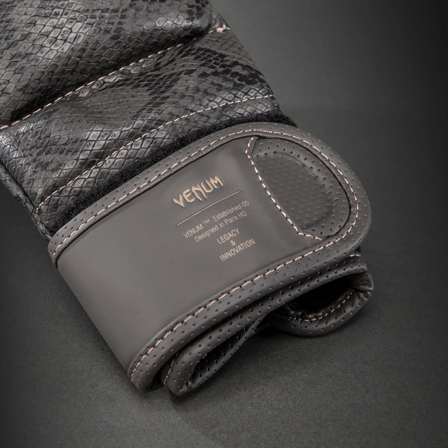 Venum Impact Evo Scales MMA Sparring Handschuhe – Dunkelgrau - Image 3
