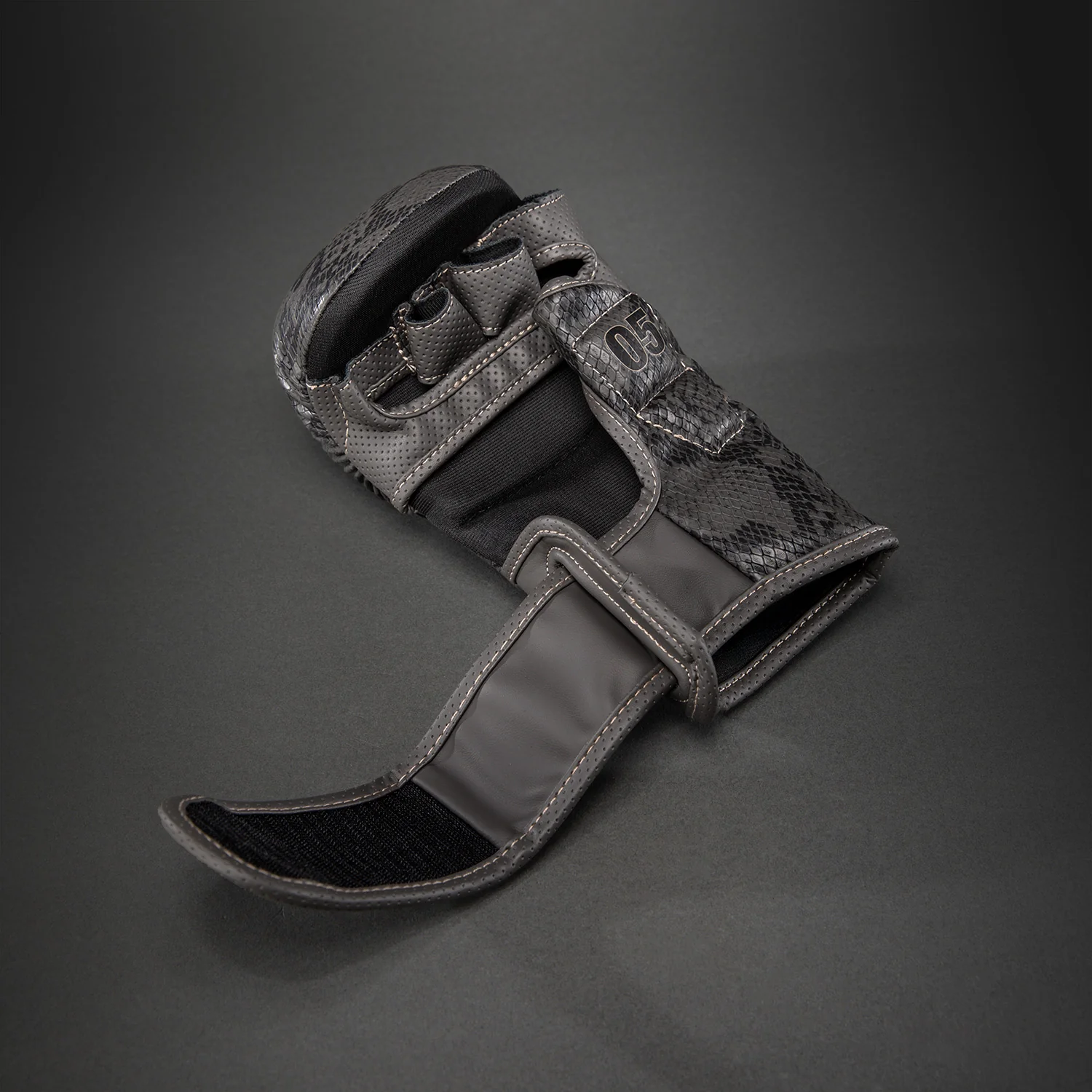 Venum Impact Evo Scales MMA Sparring Handschuhe – Dunkelgrau - Image 4