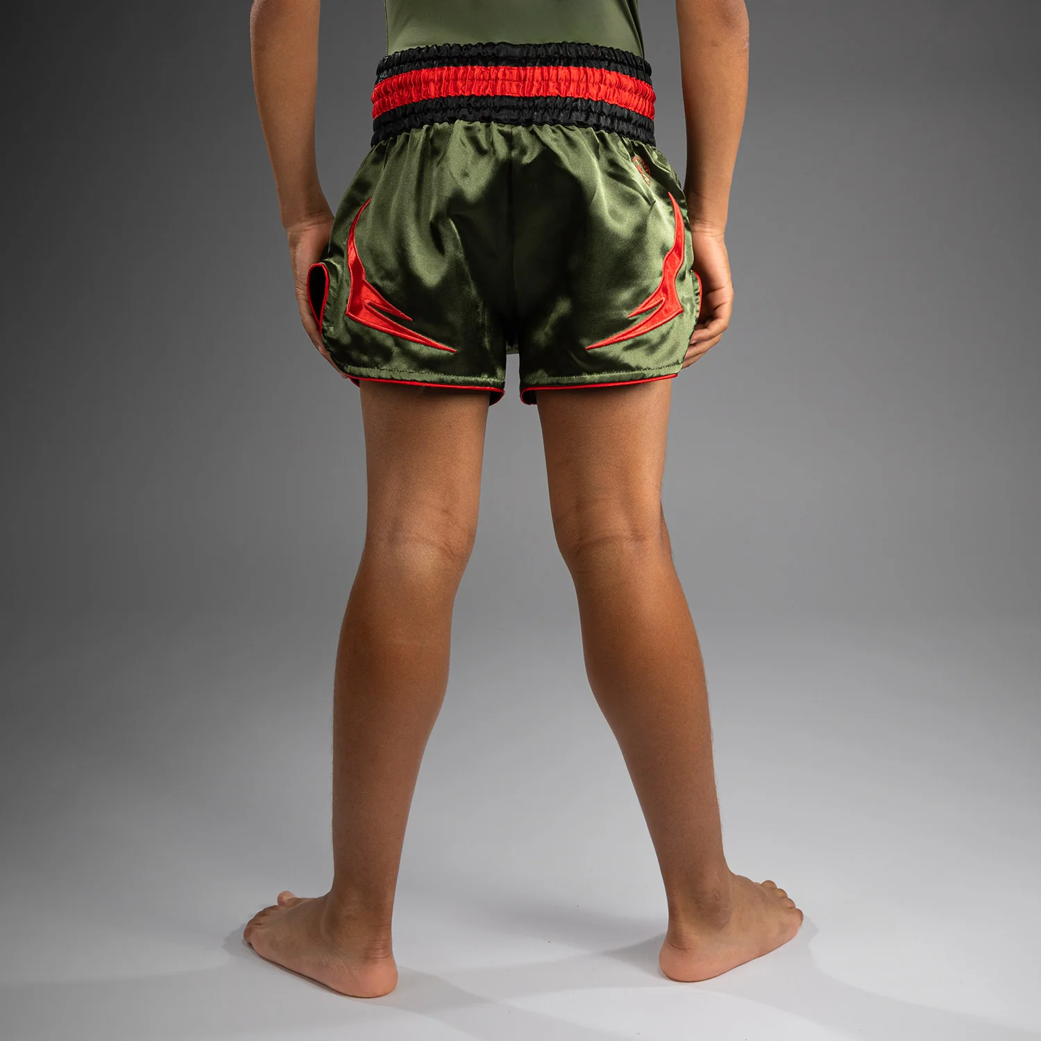 Venum Inferno Kinder Muay Thai Shorts - Armeegrün/Orange - Image 2