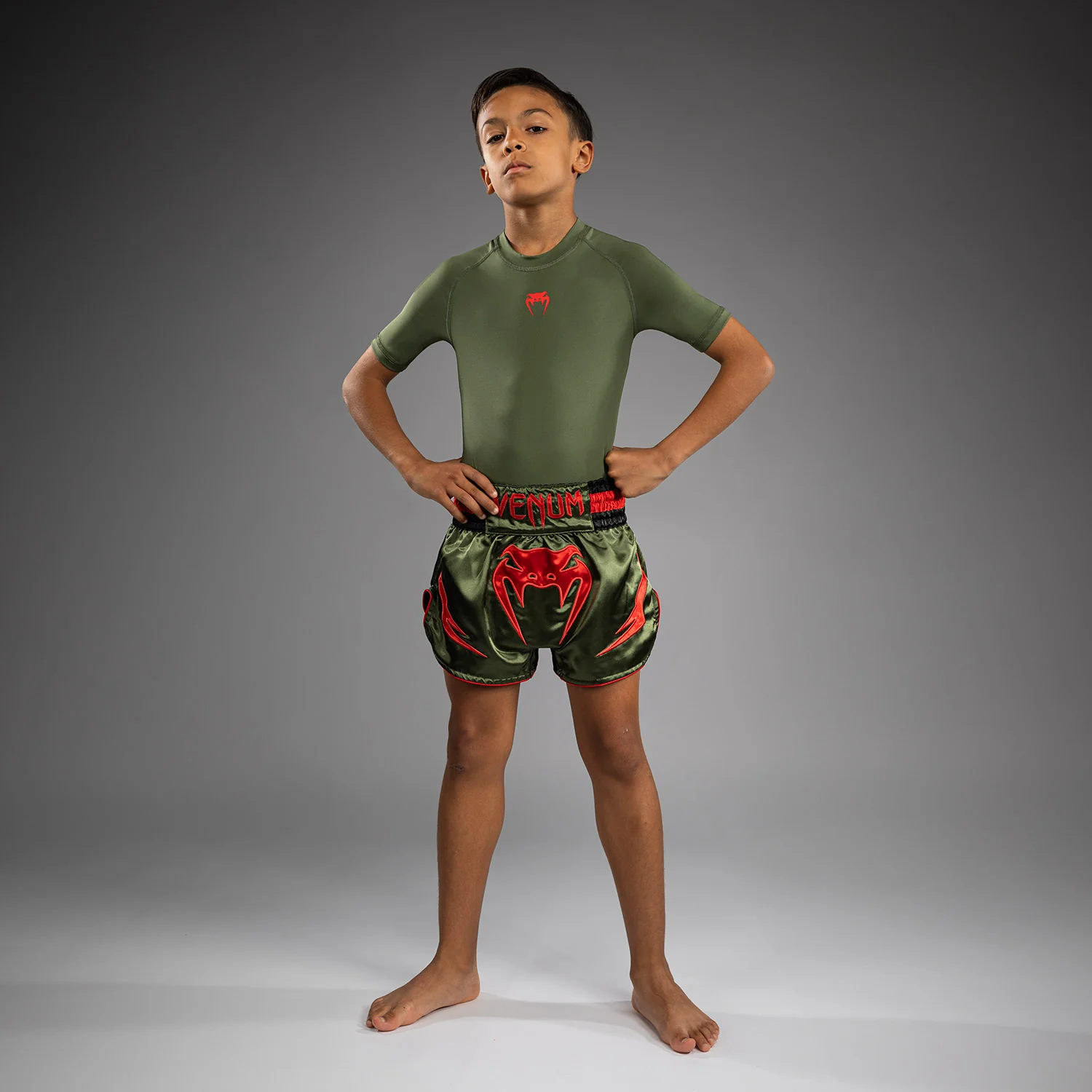 Venum Inferno Kinder Muay Thai Shorts - Armeegrün/Orange - Image 4