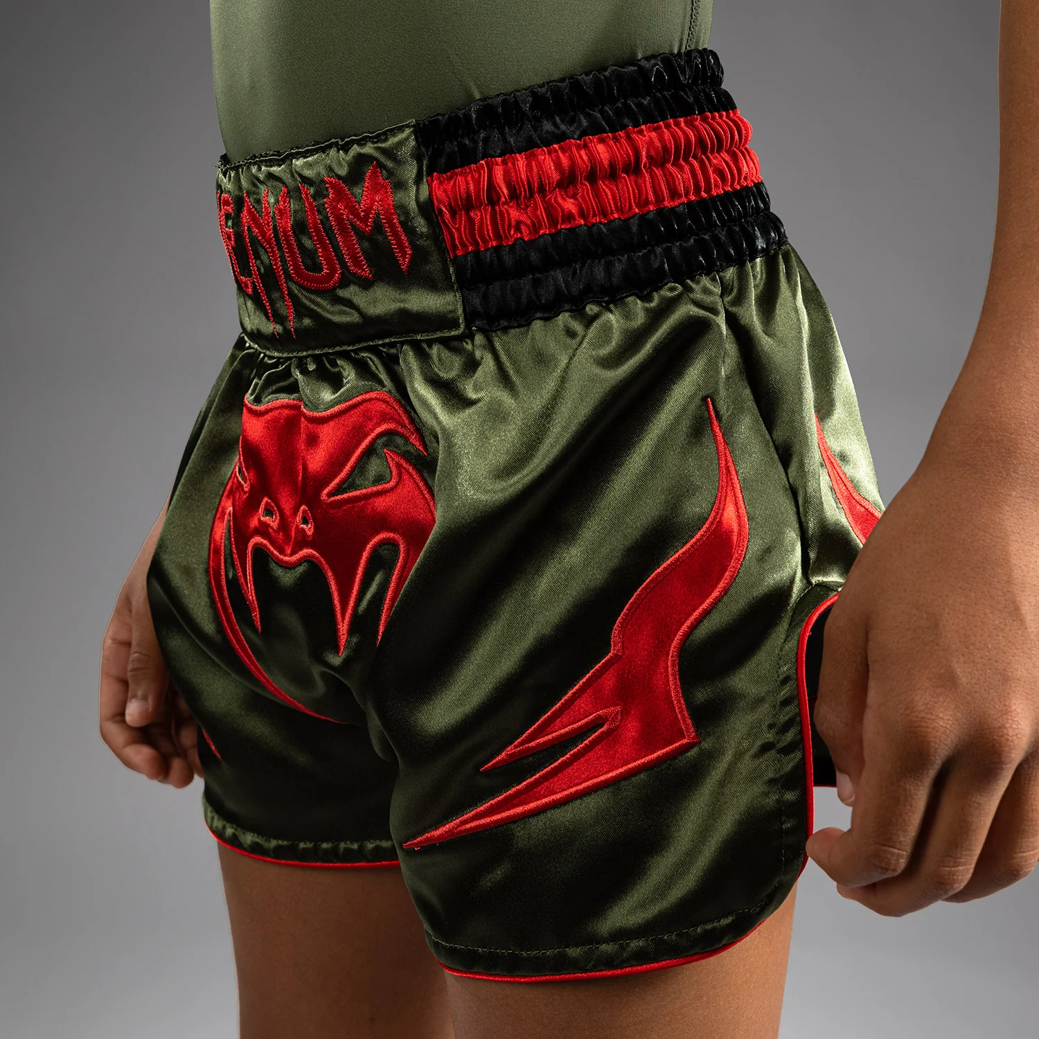Venum Inferno Kinder Muay Thai Shorts - Armeegrün/Orange - Image 7