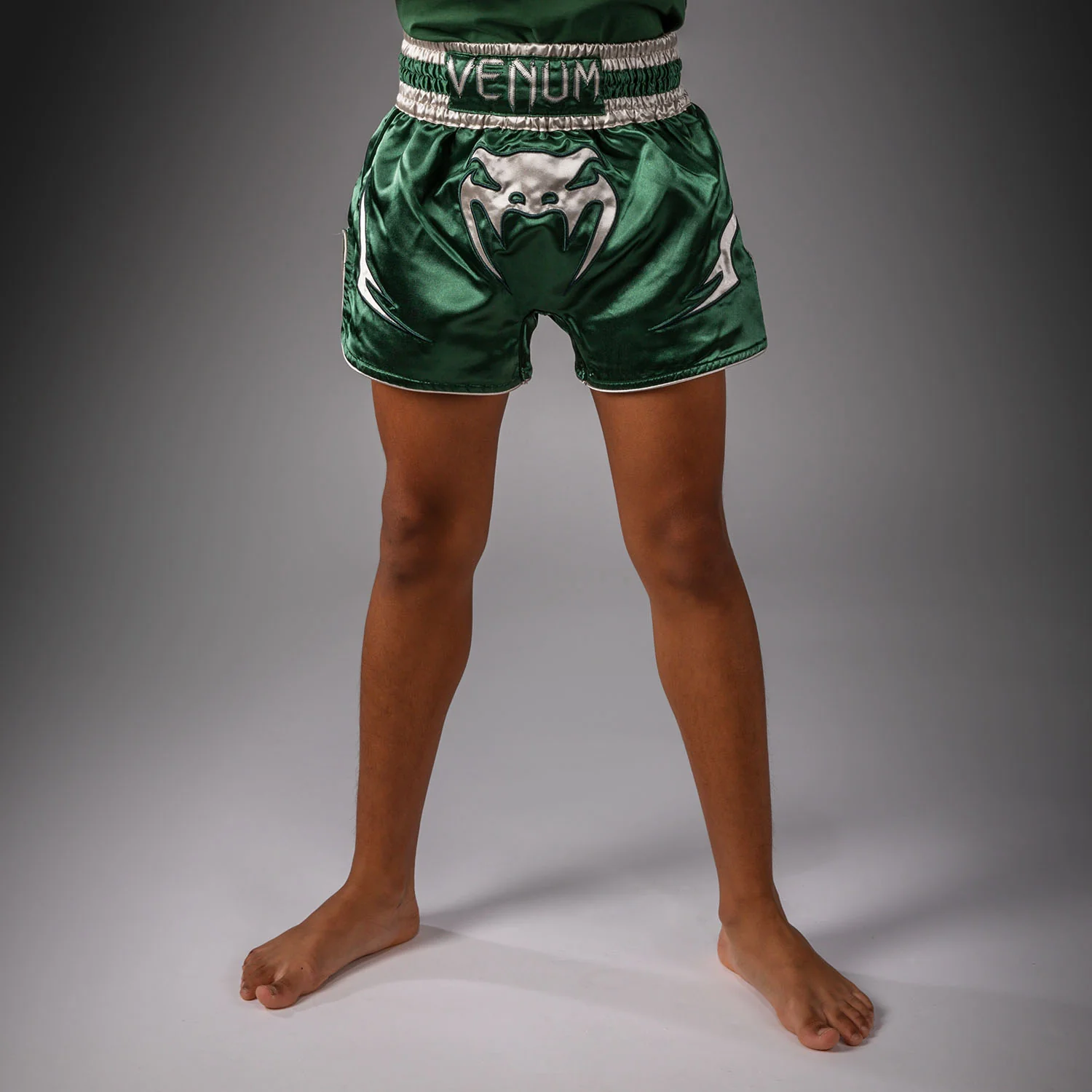 Venum Inferno Muay‑Thai‑Shorts – Waldgrün/Off‑White