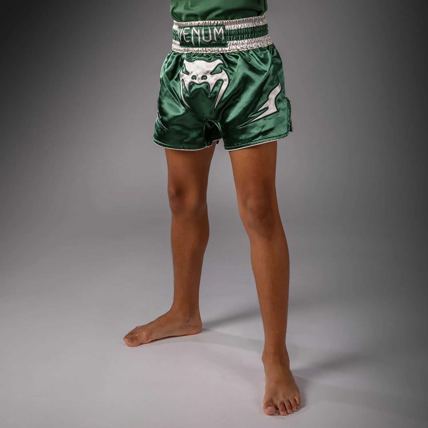 Venum Inferno Muay‑Thai‑Shorts – Waldgrün/Off‑White - Image 2