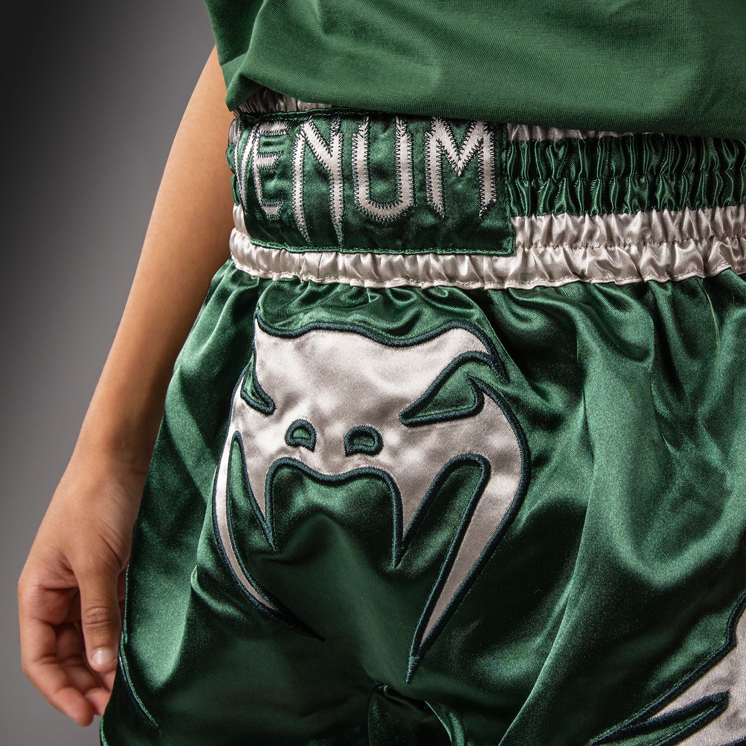 Venum Inferno Muay‑Thai‑Shorts – Waldgrün/Off‑White - Image 4