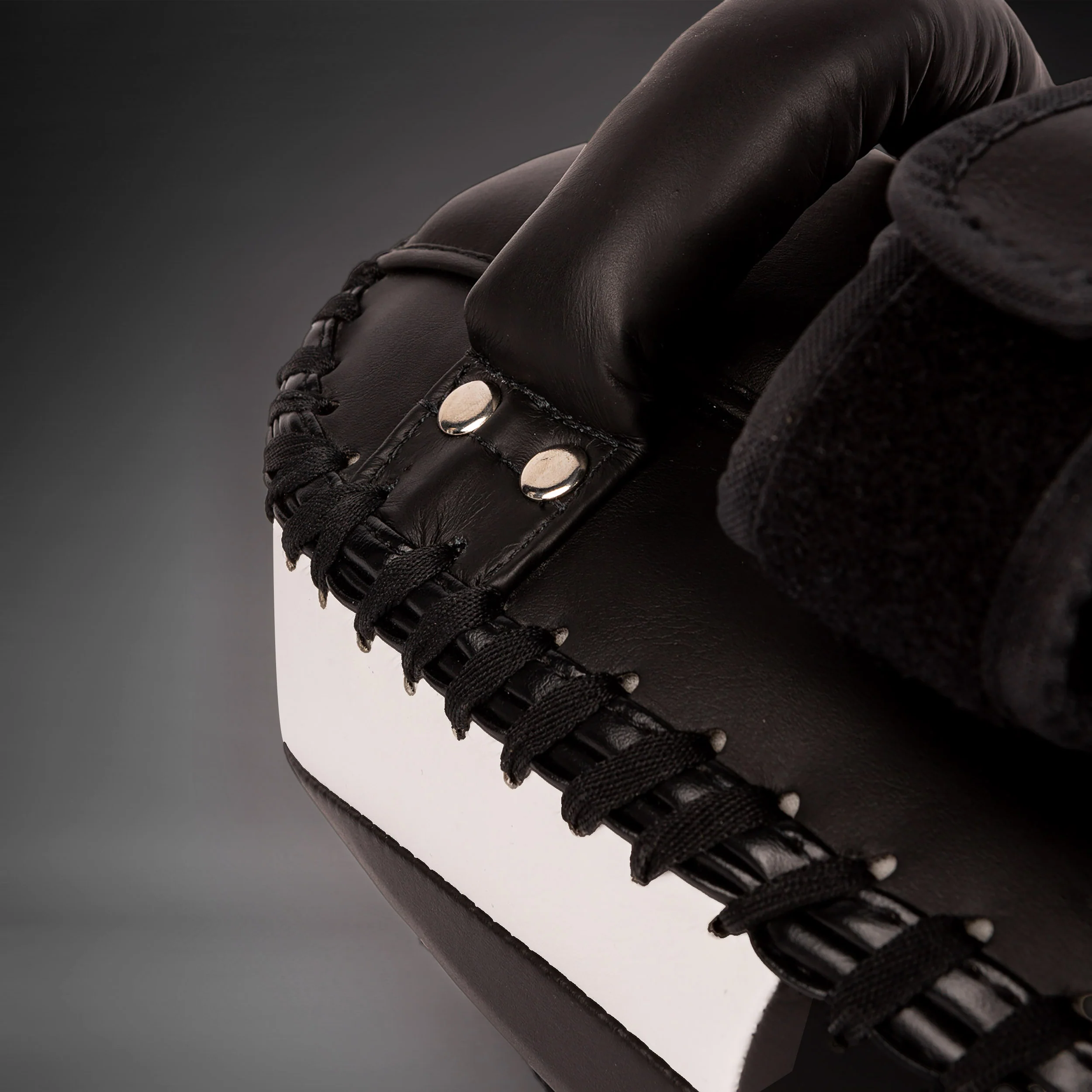 VENUM KICKBOXING – LIGHT KICK PAD 2.0 - Image 5