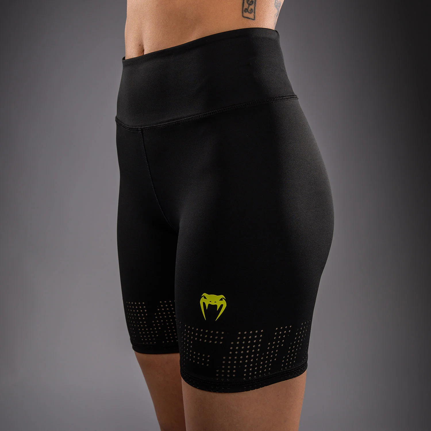 Venum Lazer Kompressionsshorts für Damen - Schwarz/Gelb - Image 4