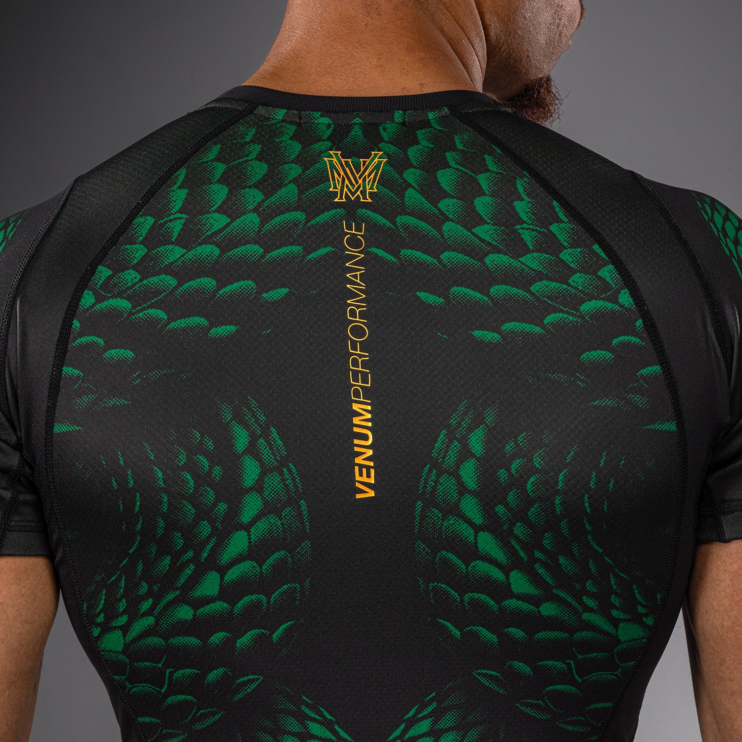 Venum Matupa Kurzarm Rashguard - Schwarz/Grün/Gold - Image 5