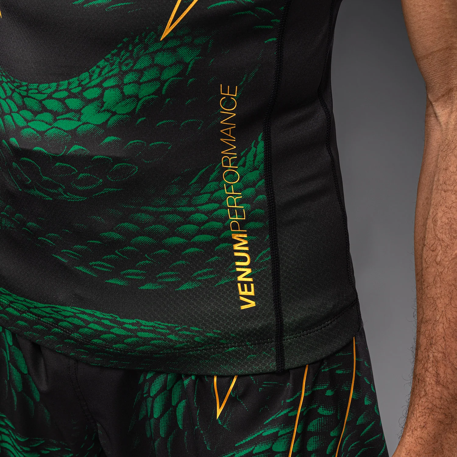 Venum Matupa Kurzarm Rashguard - Schwarz/Grün/Gold - Image 6