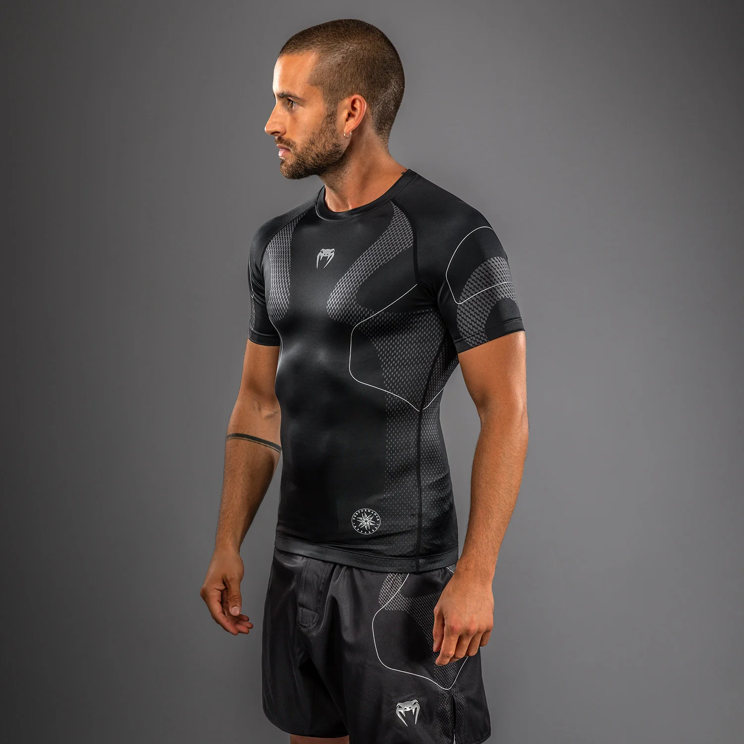 Venum Nexus Kurzarm Rashguard – Schwarz/Silber - Image 2